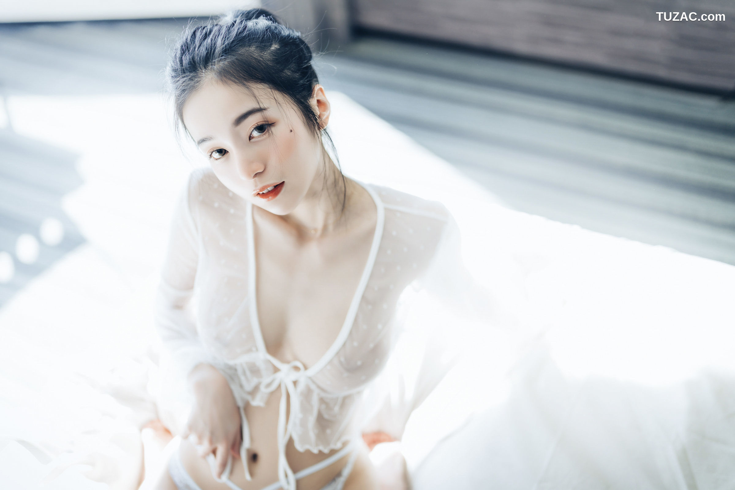 JVID-辰辰-我的女友这次有点色有点甜-透明罩衫透明骆驼蹄内裤湿润黑丝-2022.04.05