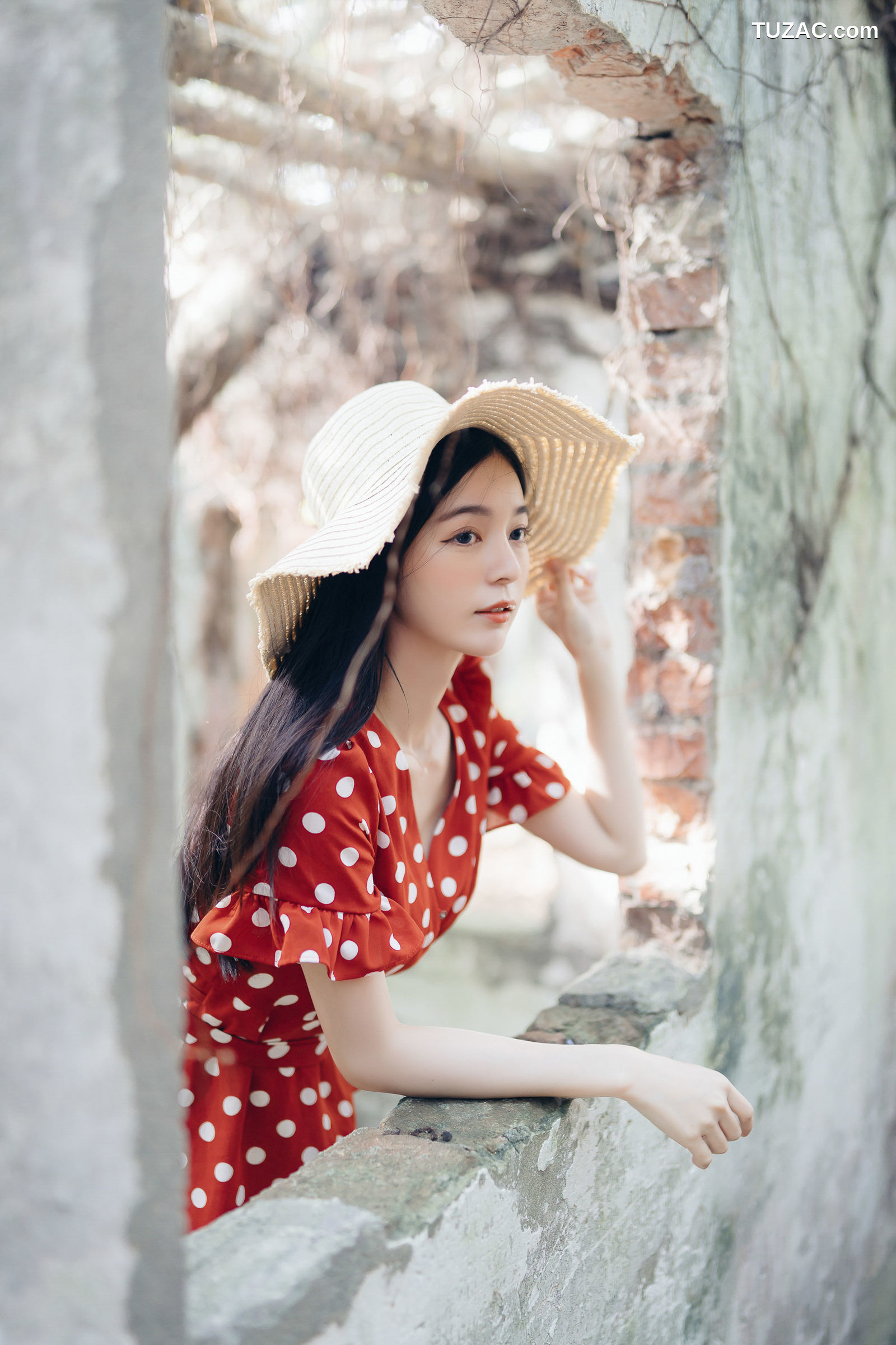 JVID-辰辰-野外露出初体验-红衣透明内裤-裸上身吊带裤-透明白色罩衫-2021.11.09