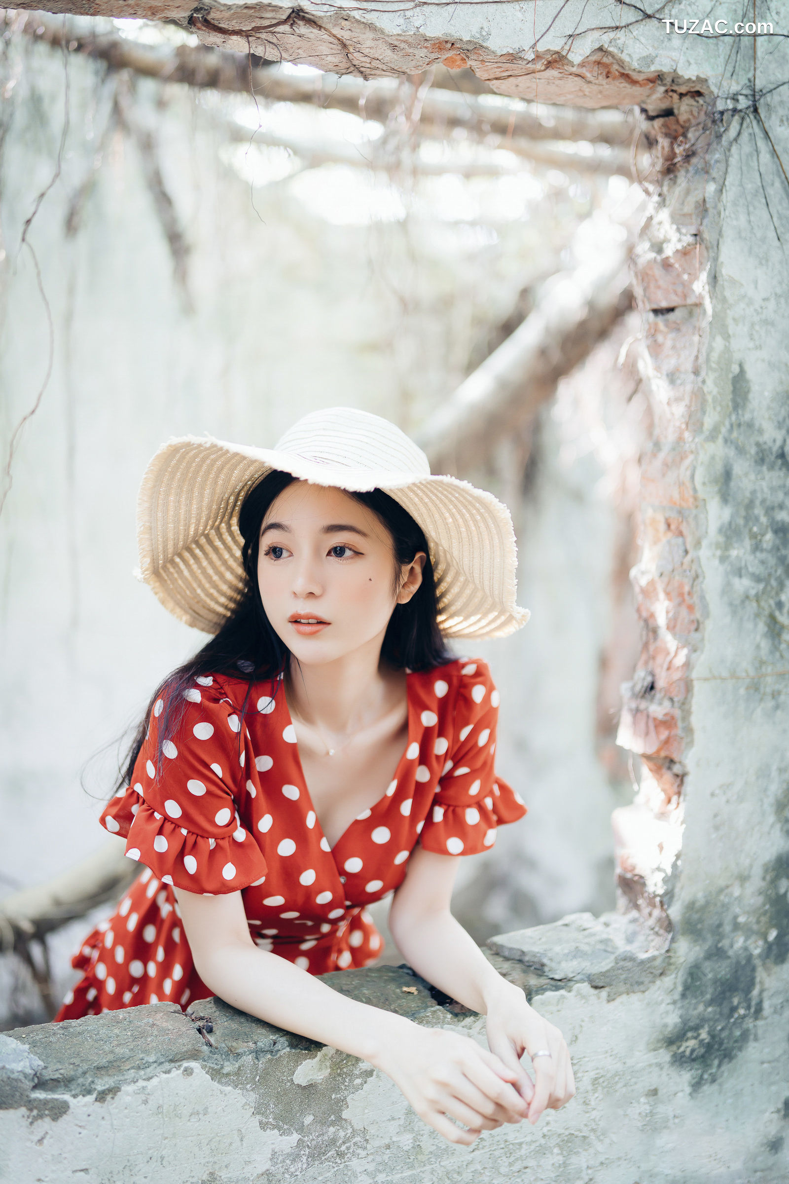 JVID-辰辰-野外露出初体验-红衣透明内裤-裸上身吊带裤-透明白色罩衫-2021.11.09