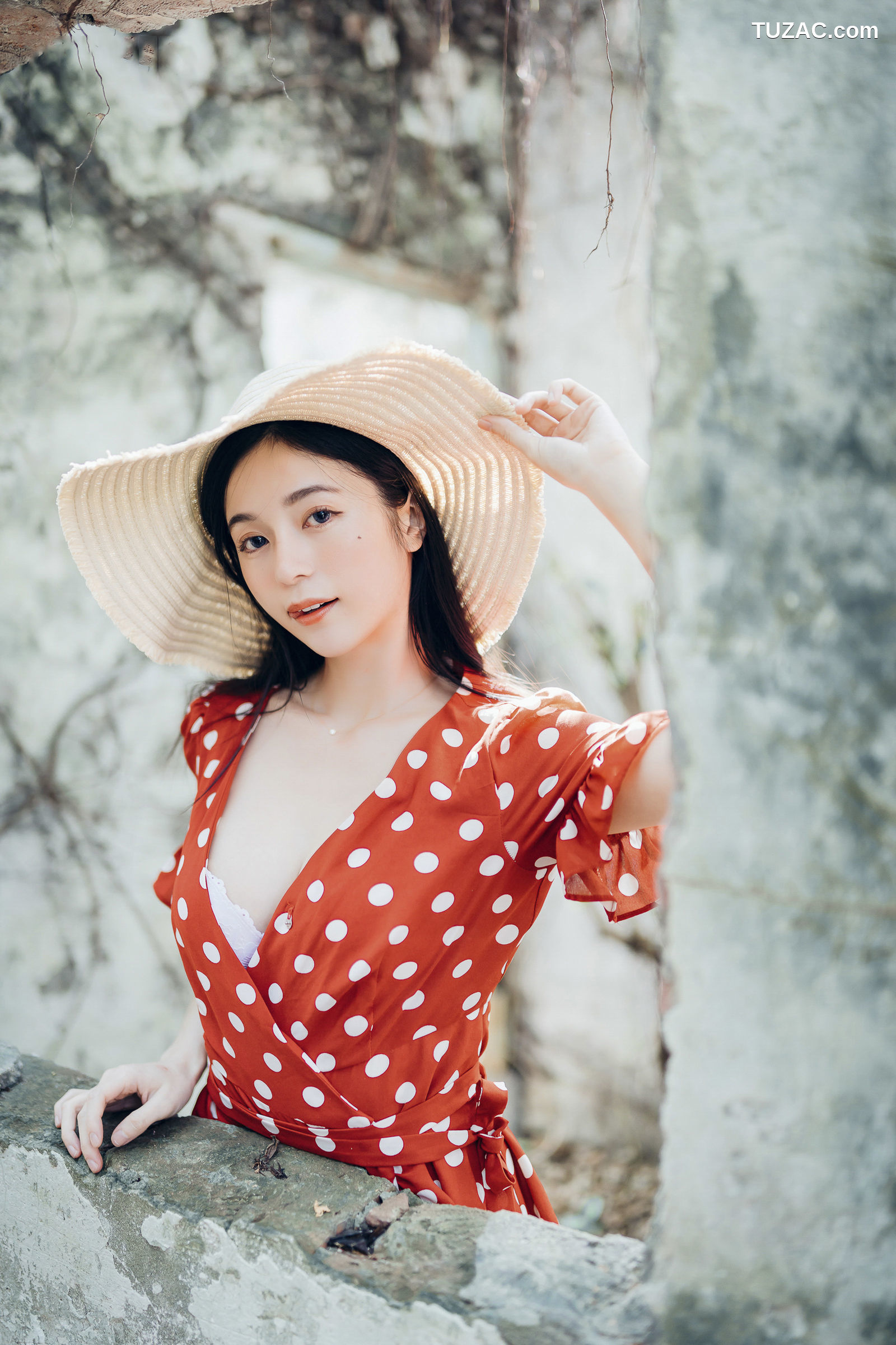 JVID-辰辰-野外露出初体验-红衣透明内裤-裸上身吊带裤-透明白色罩衫-2021.11.09