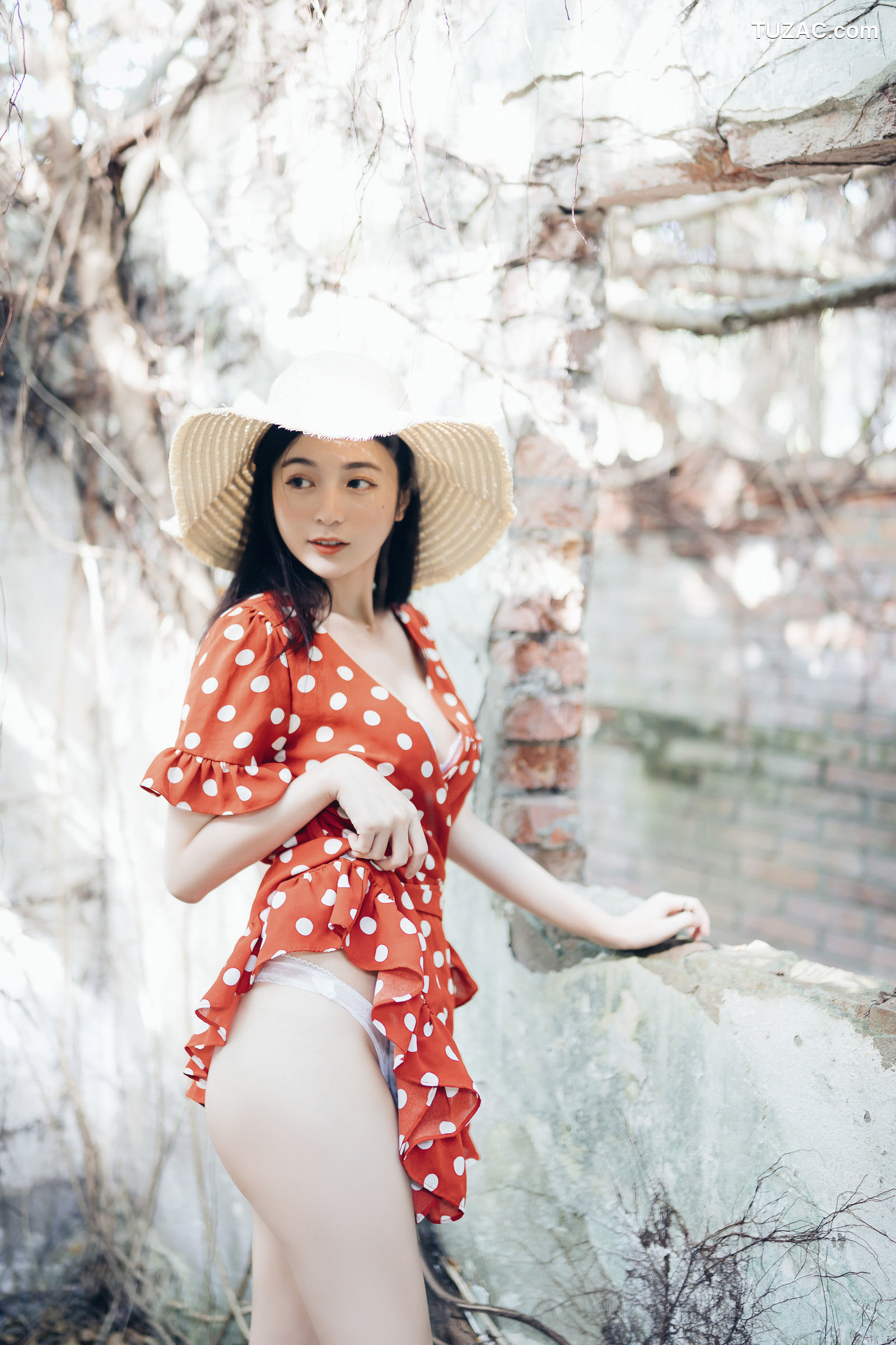 JVID-辰辰-野外露出初体验-红衣透明内裤-裸上身吊带裤-透明白色罩衫-2021.11.09