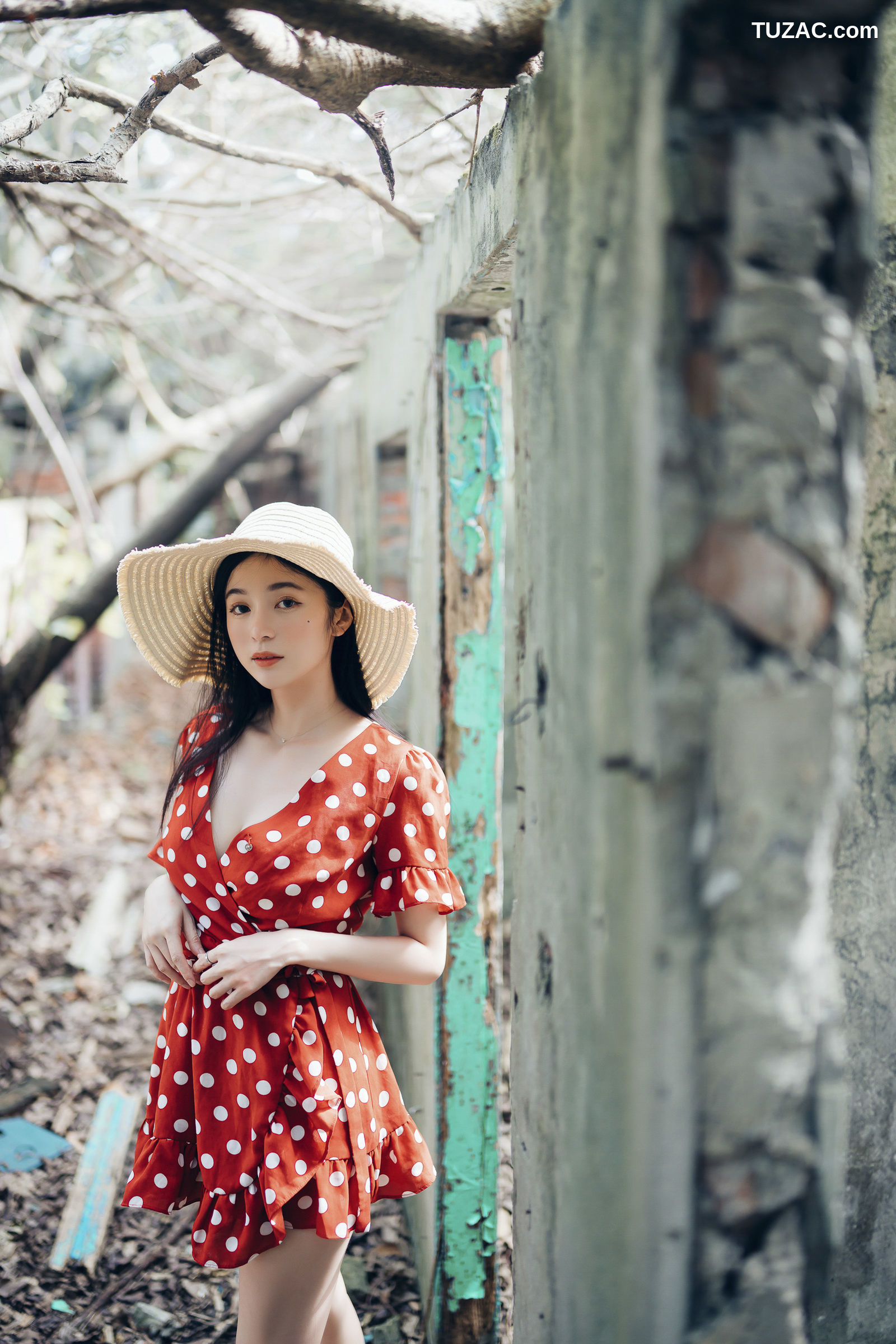 JVID-辰辰-野外露出初体验-红衣透明内裤-裸上身吊带裤-透明白色罩衫-2021.11.09