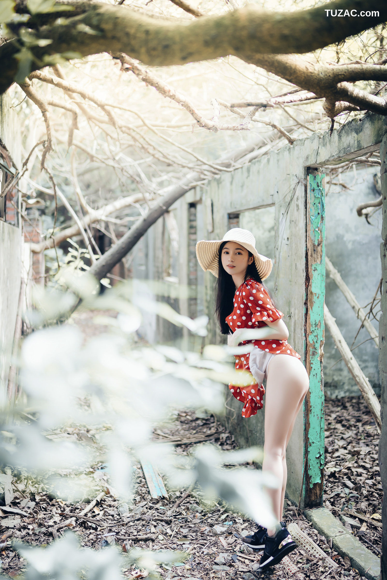 JVID-辰辰-野外露出初体验-红衣透明内裤-裸上身吊带裤-透明白色罩衫-2021.11.09