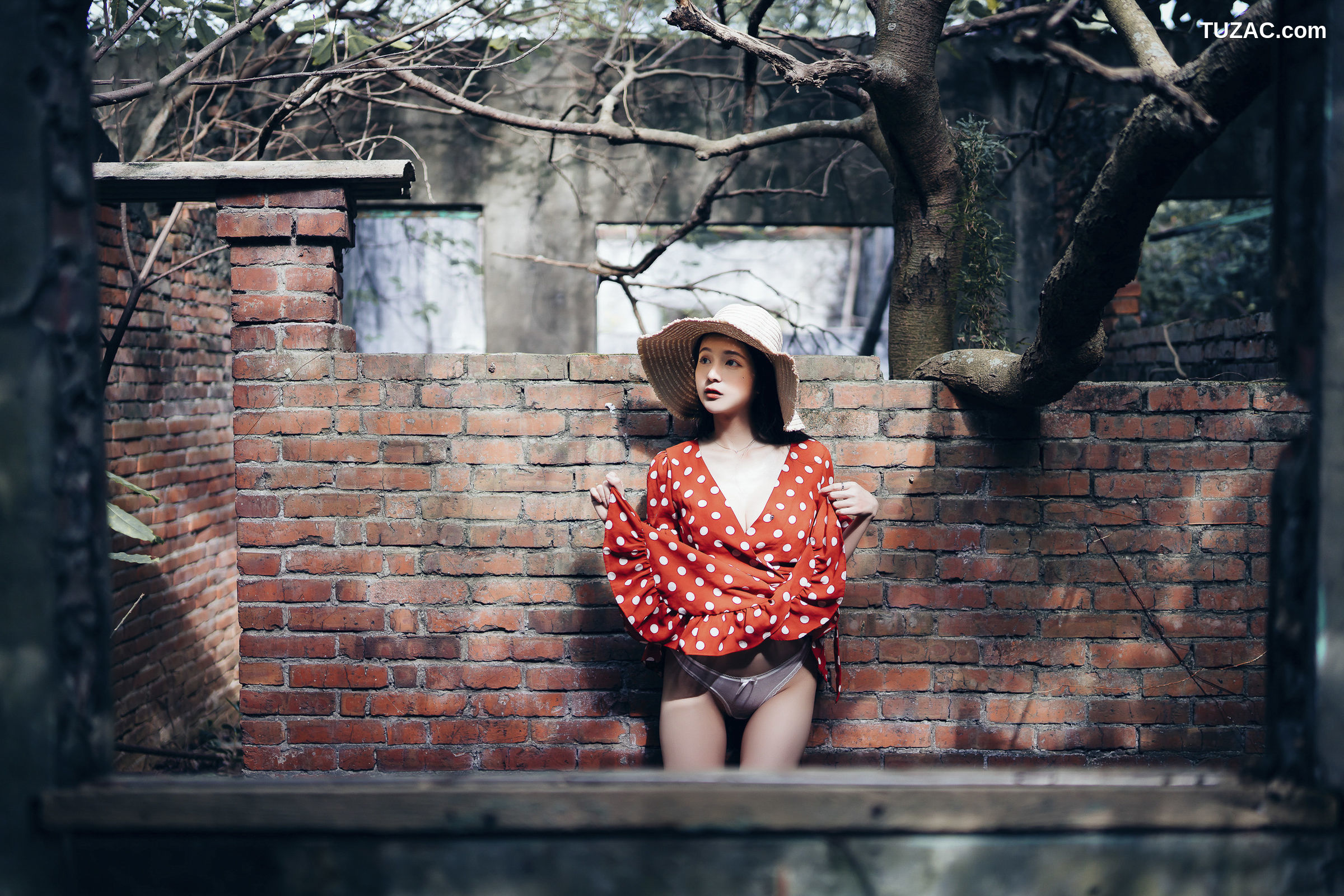 JVID-辰辰-野外露出初体验-红衣透明内裤-裸上身吊带裤-透明白色罩衫-2021.11.09