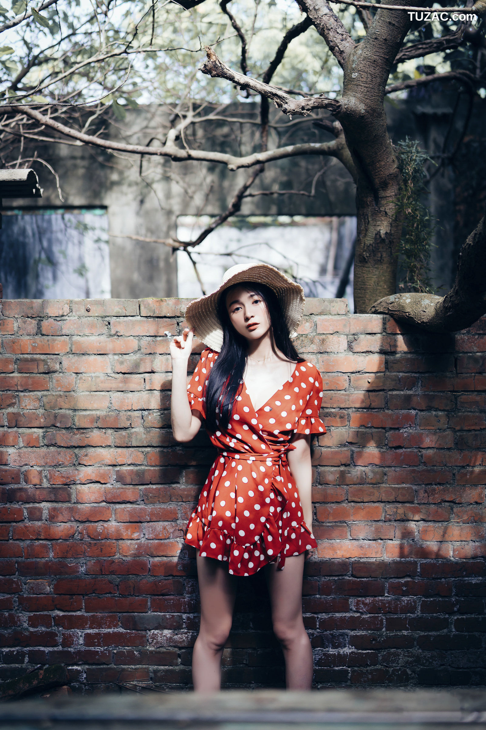 JVID-辰辰-野外露出初体验-红衣透明内裤-裸上身吊带裤-透明白色罩衫-2021.11.09