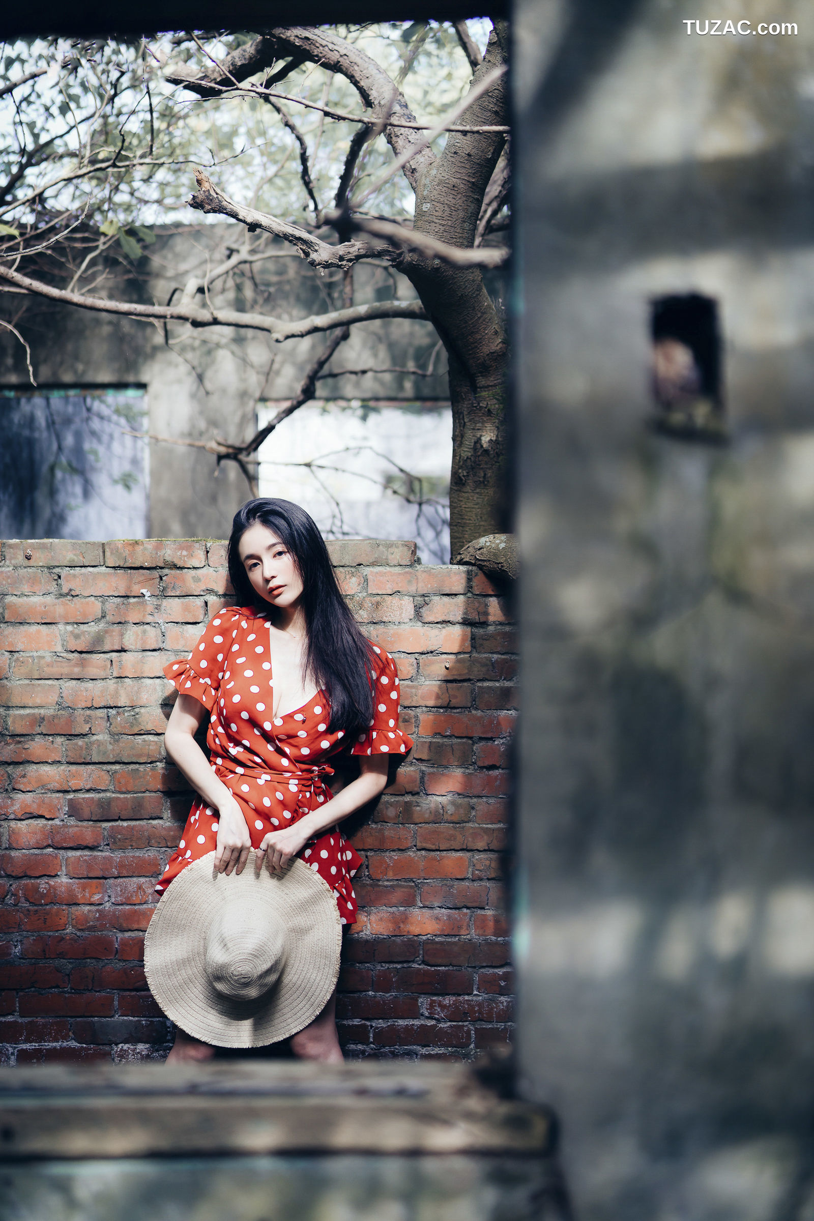 JVID-辰辰-野外露出初体验-红衣透明内裤-裸上身吊带裤-透明白色罩衫-2021.11.09