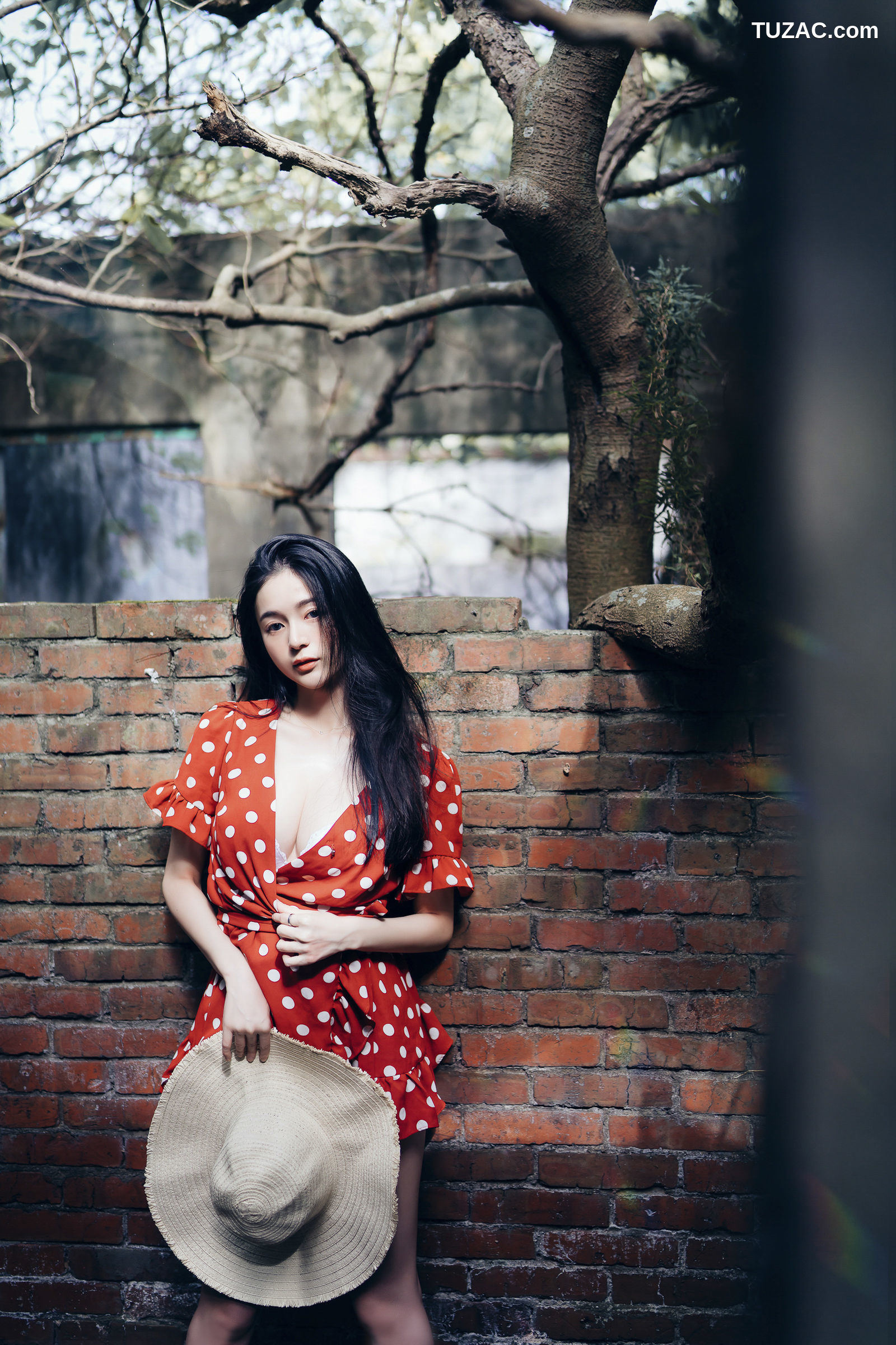 JVID-辰辰-野外露出初体验-红衣透明内裤-裸上身吊带裤-透明白色罩衫-2021.11.09