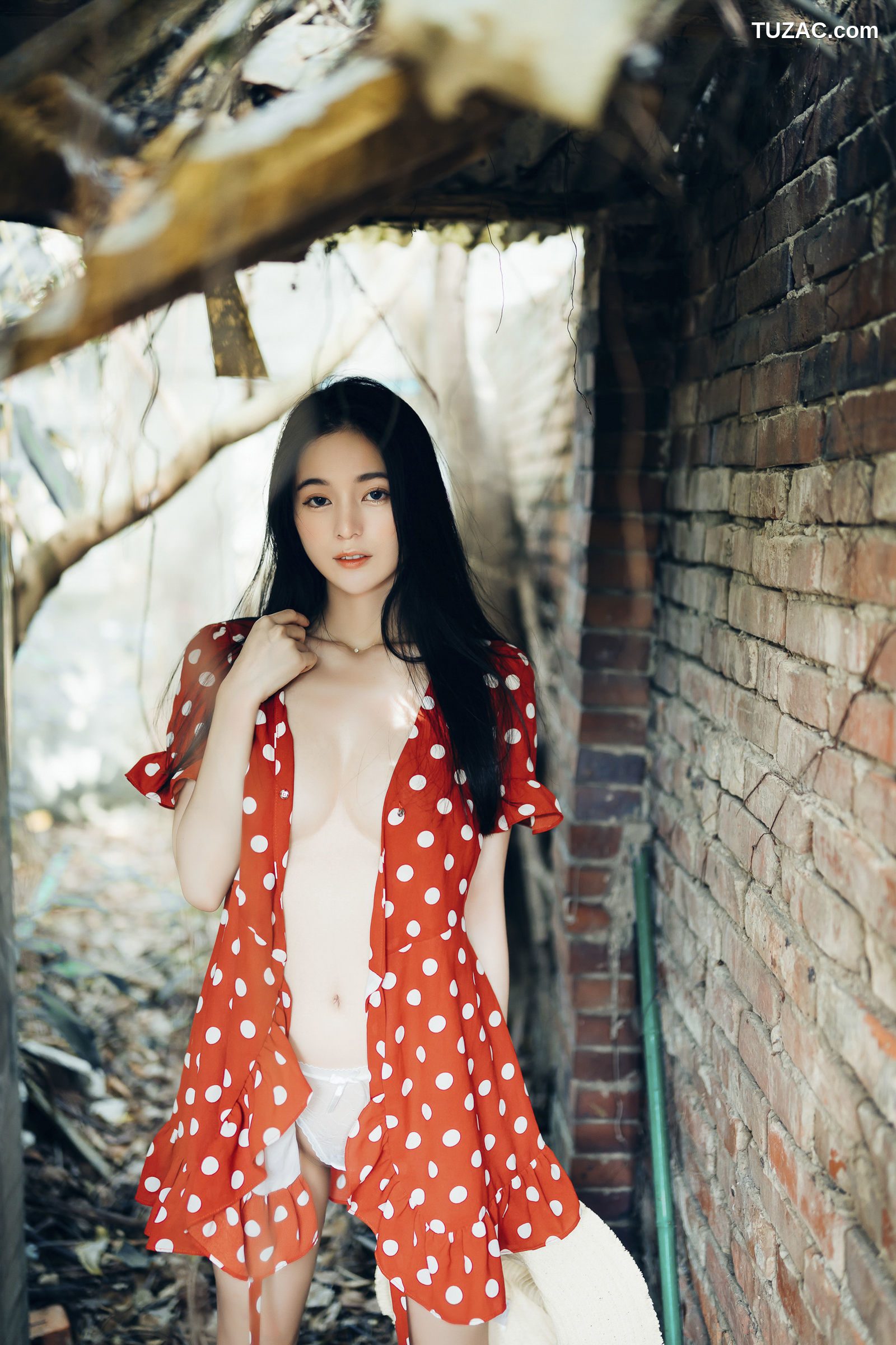 JVID-辰辰-野外露出初体验-红衣透明内裤-裸上身吊带裤-透明白色罩衫-2021.11.09