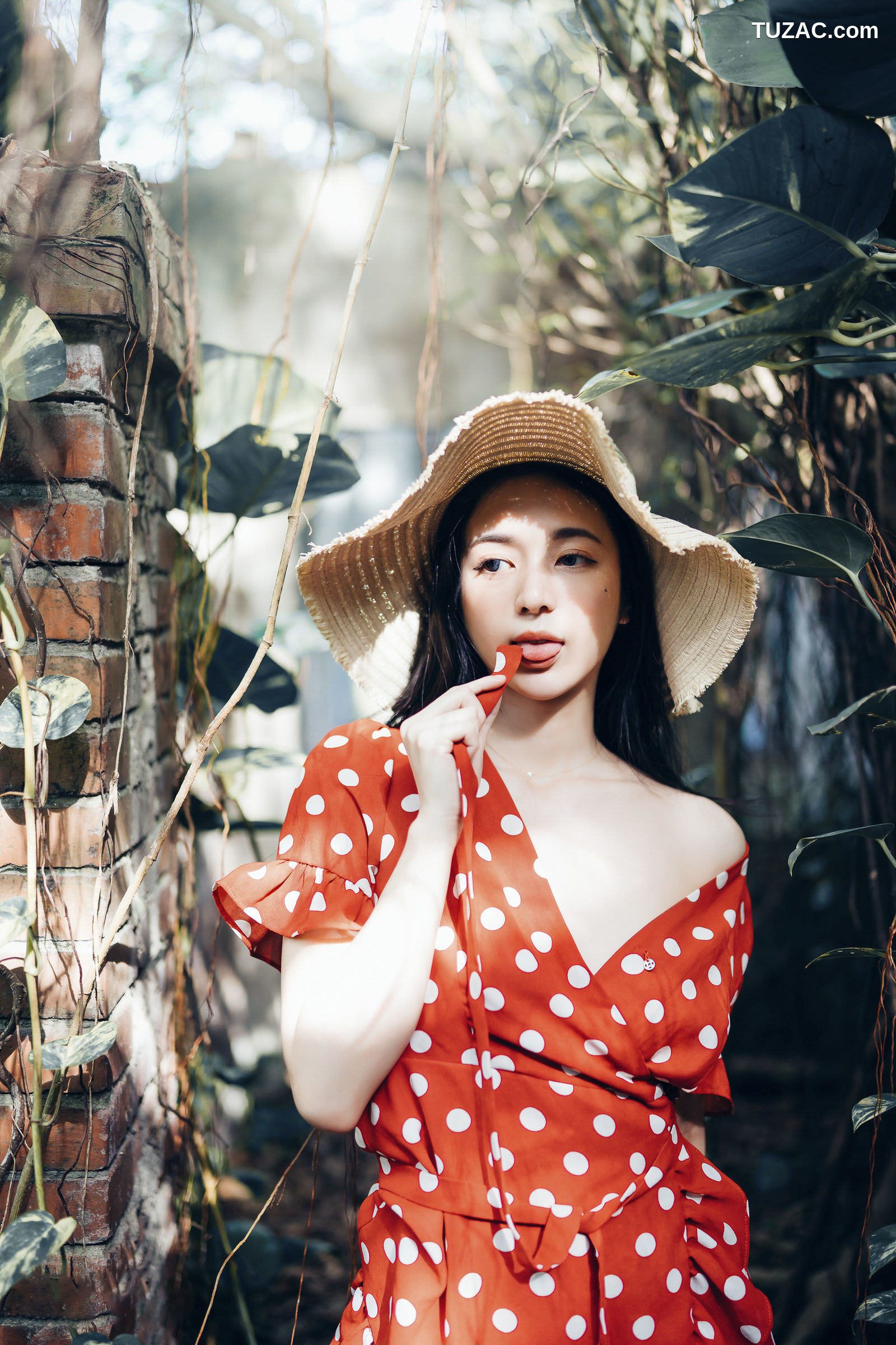 JVID-辰辰-野外露出初体验-红衣透明内裤-裸上身吊带裤-透明白色罩衫-2021.11.09