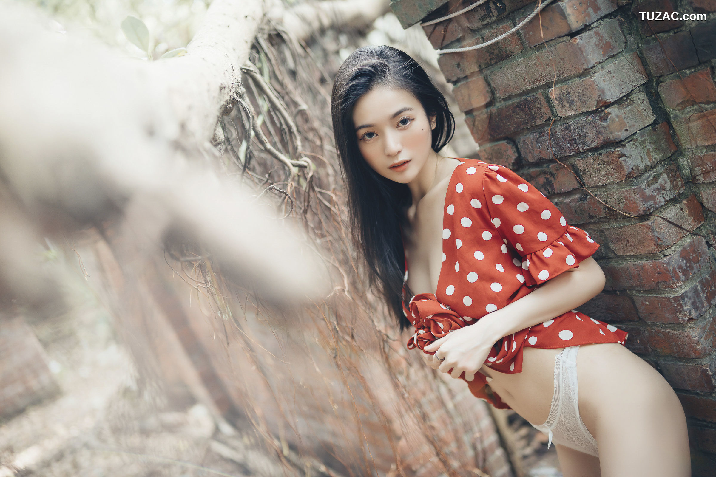 JVID-辰辰-野外露出初体验-红衣透明内裤-裸上身吊带裤-透明白色罩衫-2021.11.09