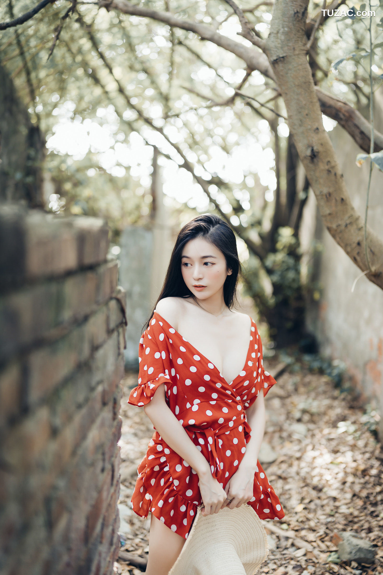 JVID-辰辰-野外露出初体验-红衣透明内裤-裸上身吊带裤-透明白色罩衫-2021.11.09