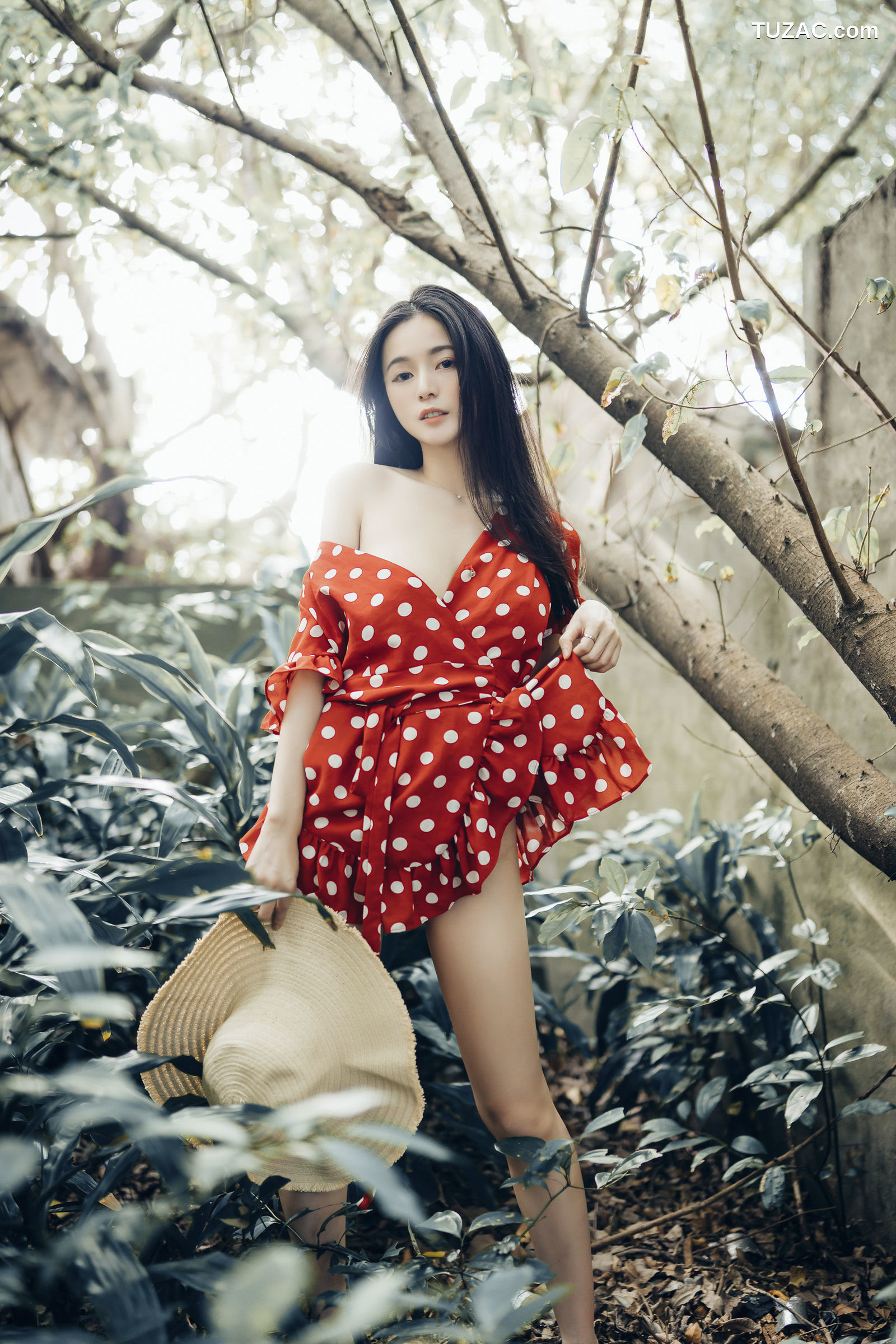 JVID-辰辰-野外露出初体验-红衣透明内裤-裸上身吊带裤-透明白色罩衫-2021.11.09