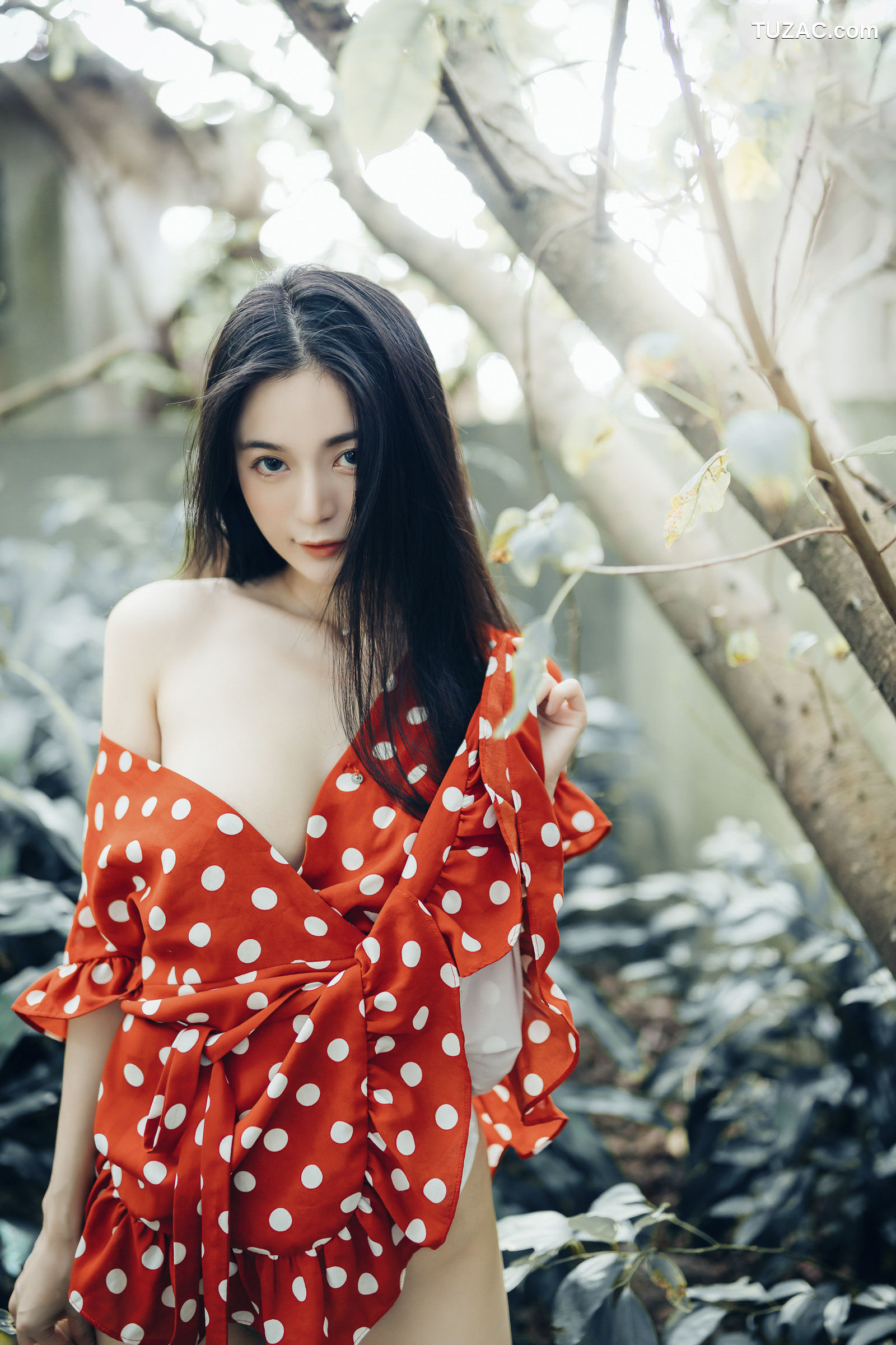 JVID-辰辰-野外露出初体验-红衣透明内裤-裸上身吊带裤-透明白色罩衫-2021.11.09