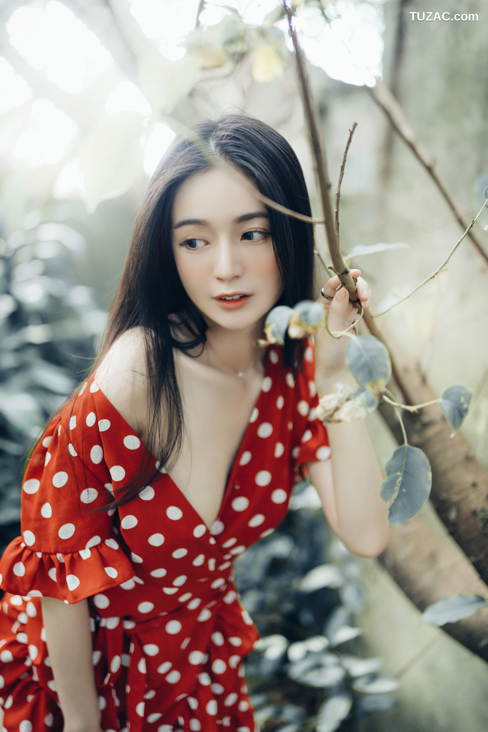 JVID-辰辰-野外露出初体验-红衣透明内裤-裸上身吊带裤-透明白色罩衫-2021.11.09