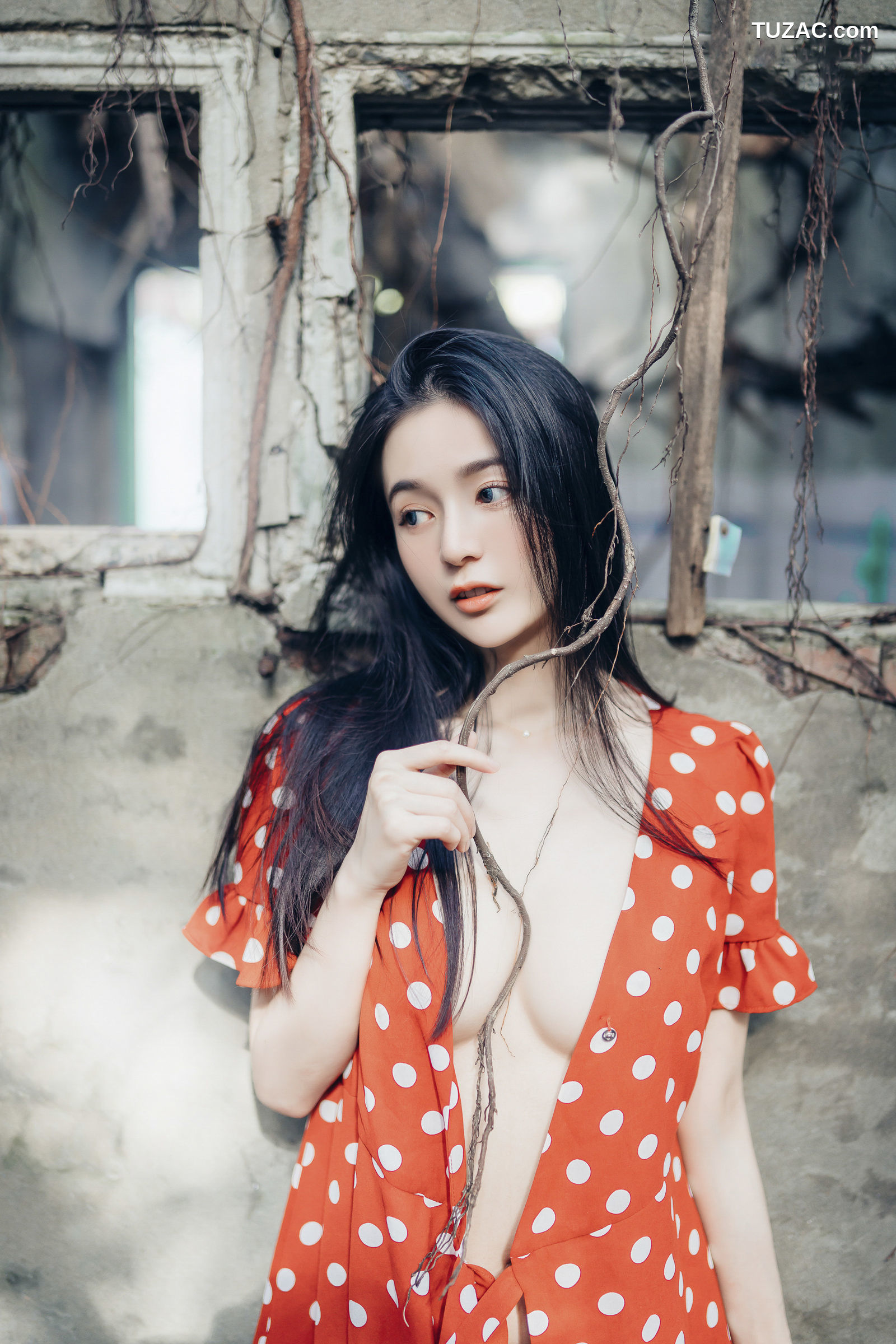 JVID-辰辰-野外露出初体验-红衣透明内裤-裸上身吊带裤-透明白色罩衫-2021.11.09