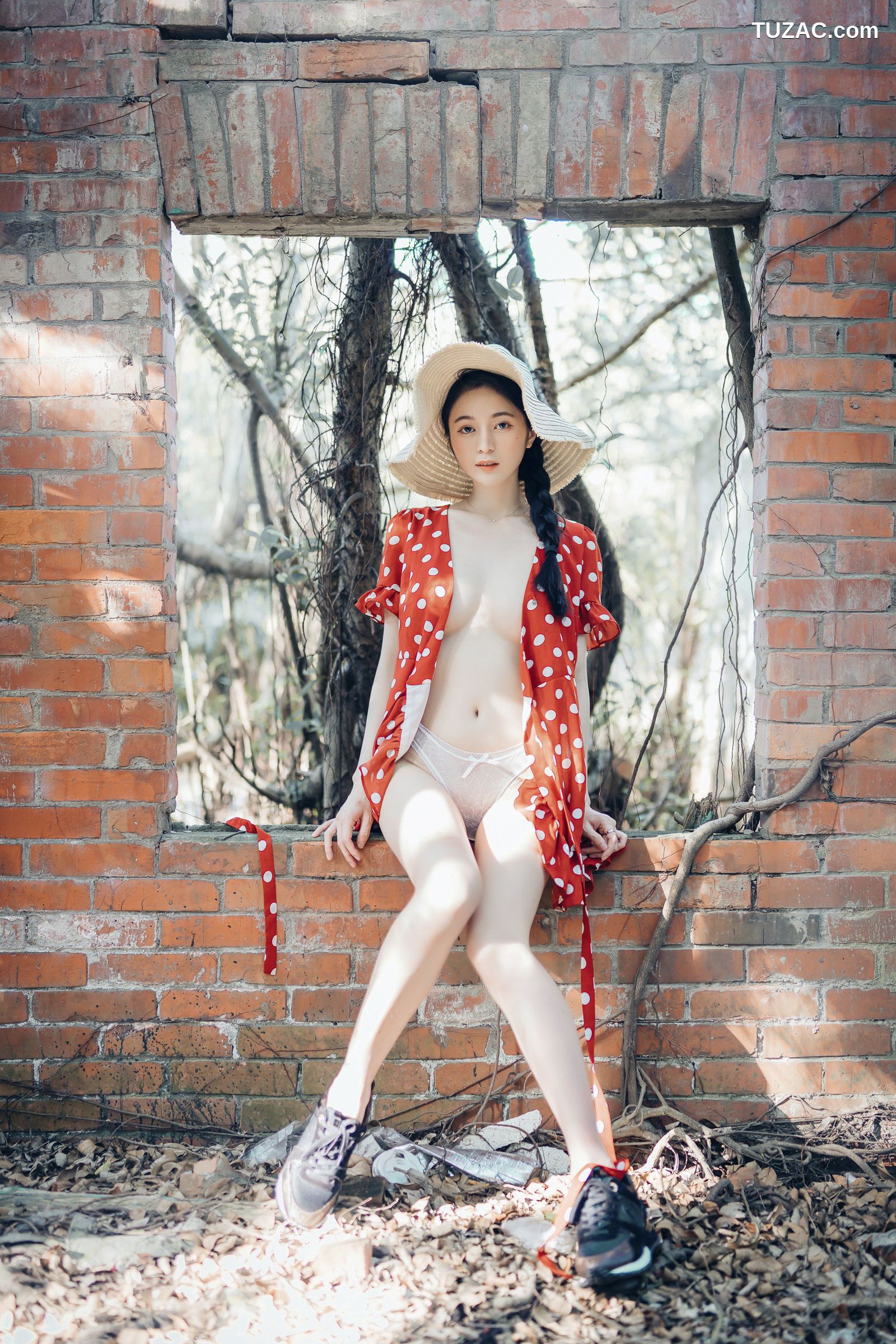 JVID-辰辰-野外露出初体验-红衣透明内裤-裸上身吊带裤-透明白色罩衫-2021.11.09