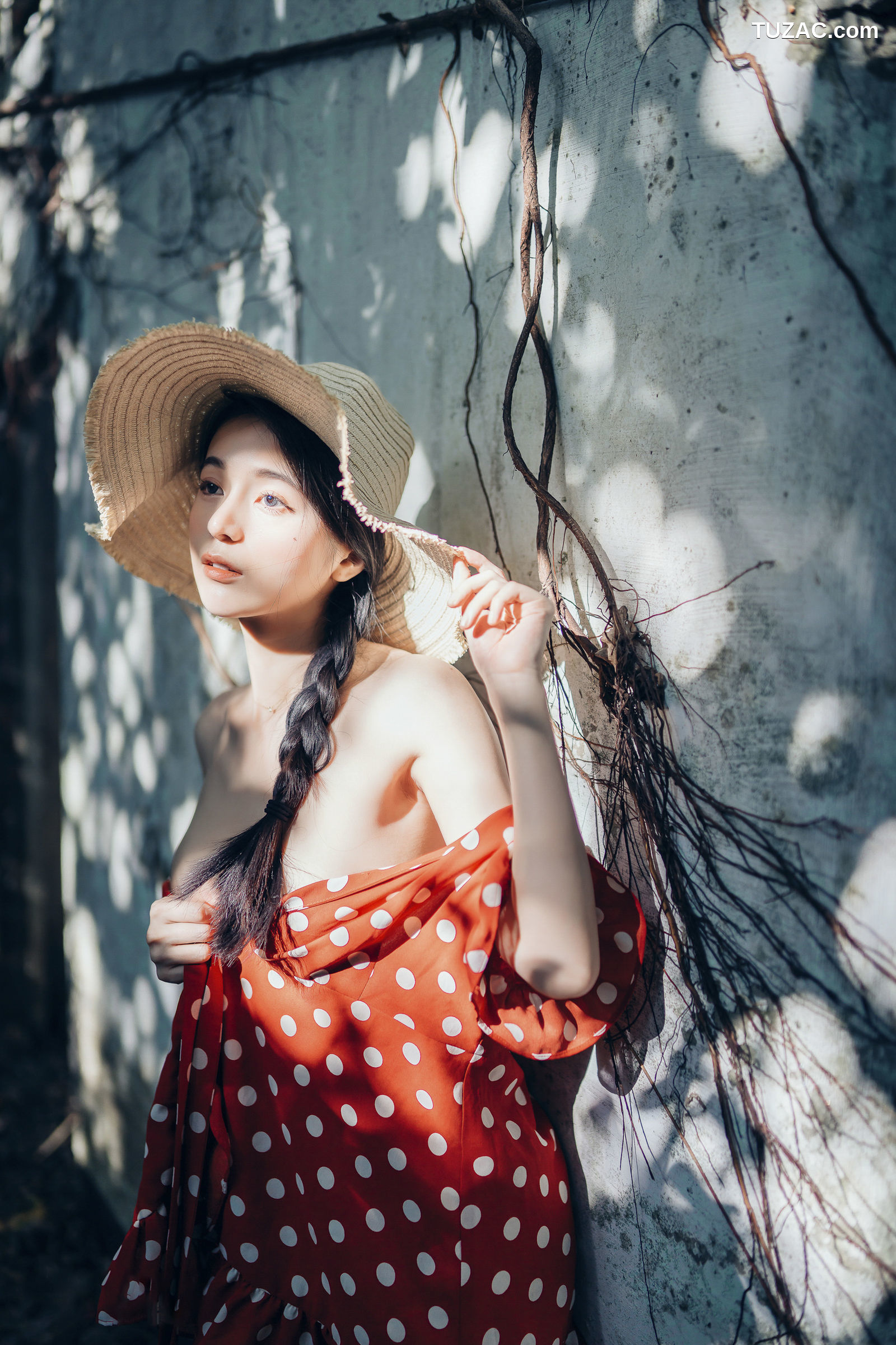 JVID-辰辰-野外露出初体验-红衣透明内裤-裸上身吊带裤-透明白色罩衫-2021.11.09