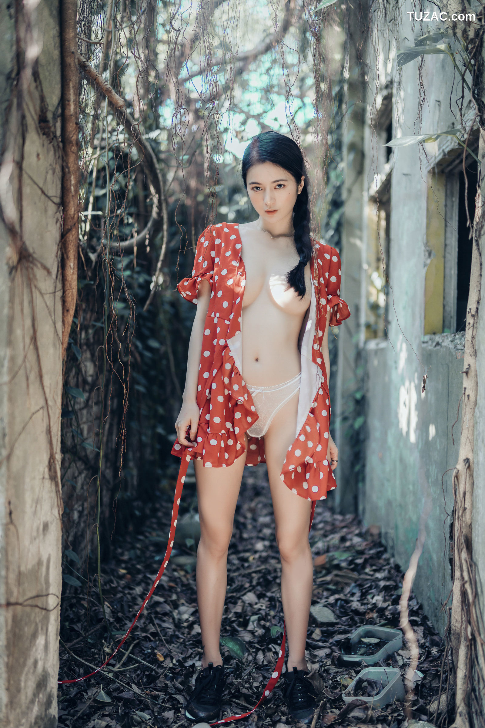 JVID-辰辰-野外露出初体验-红衣透明内裤-裸上身吊带裤-透明白色罩衫-2021.11.09