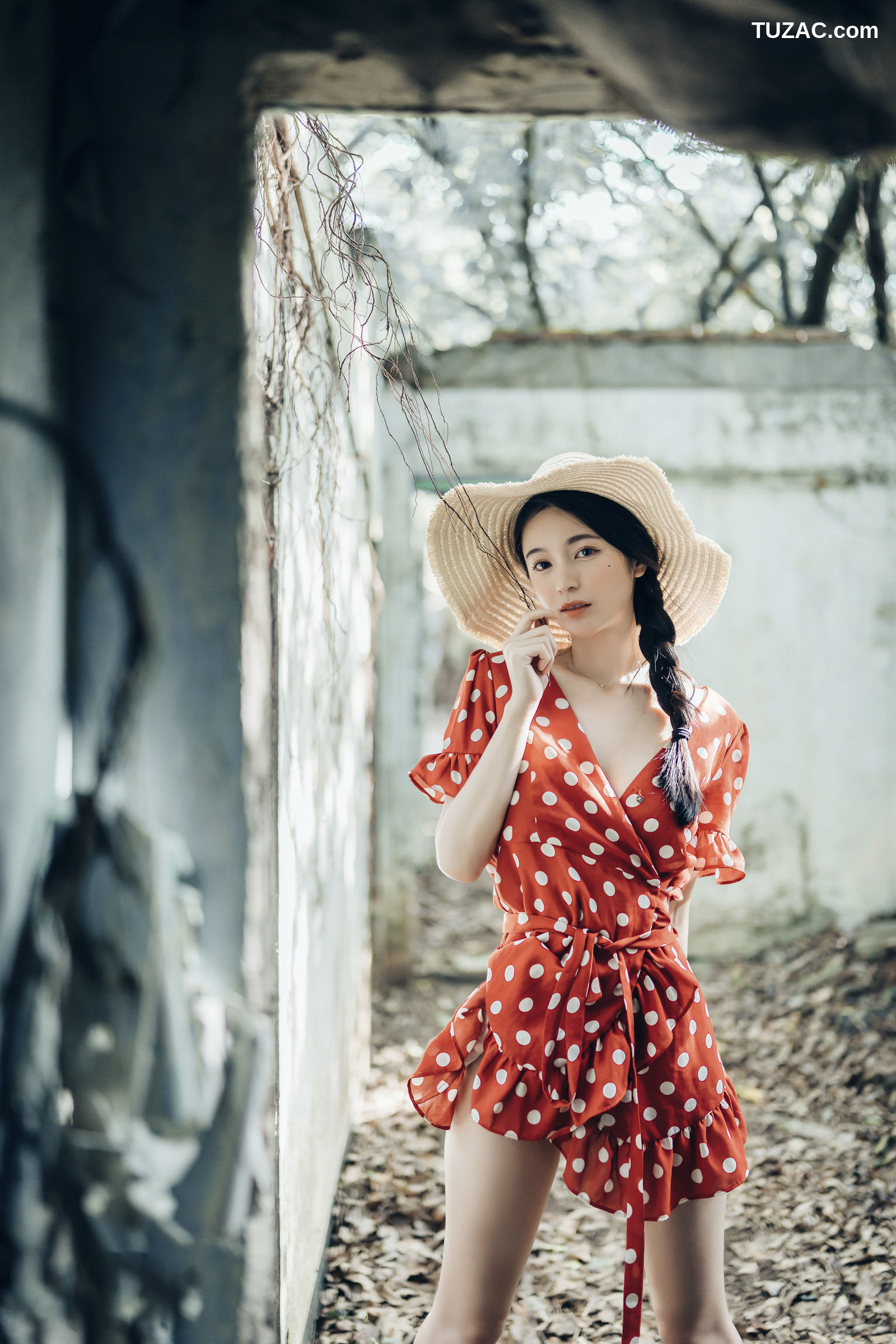 JVID-辰辰-野外露出初体验-红衣透明内裤-裸上身吊带裤-透明白色罩衫-2021.11.09