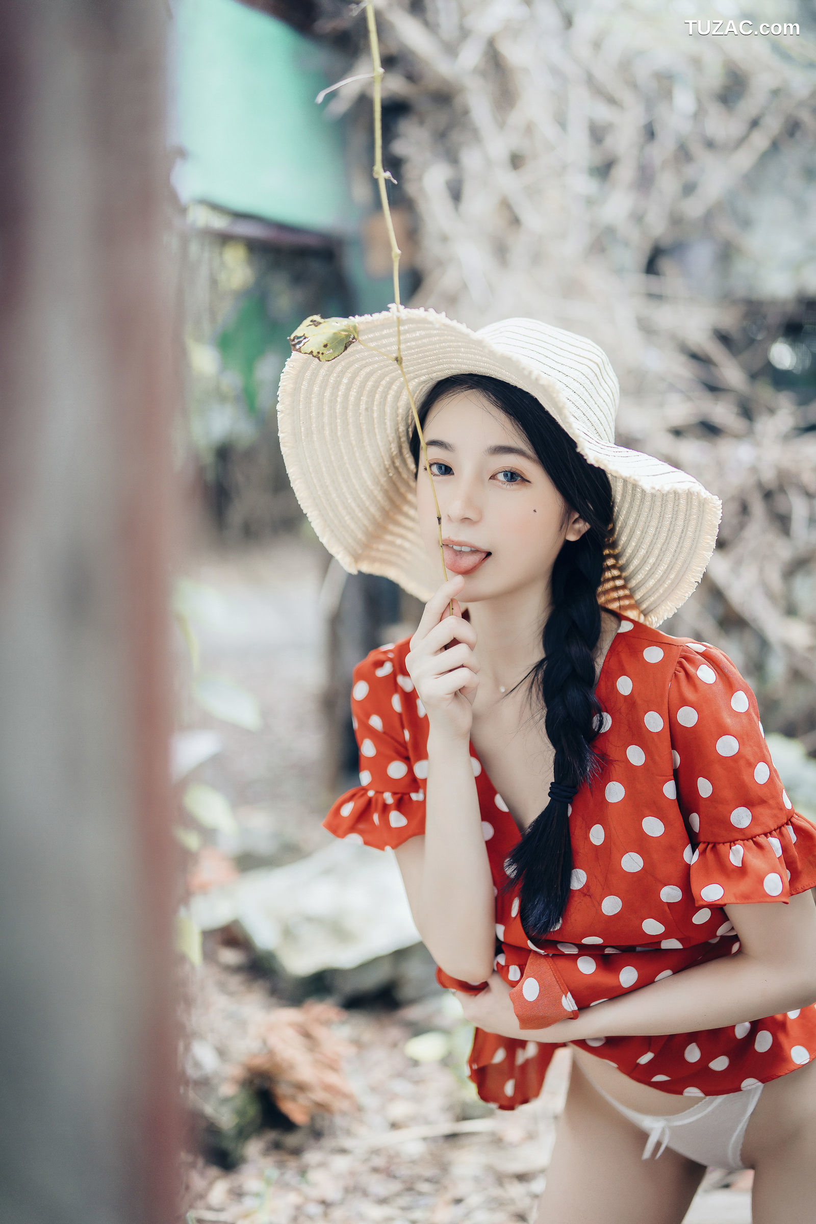 JVID-辰辰-野外露出初体验-红衣透明内裤-裸上身吊带裤-透明白色罩衫-2021.11.09