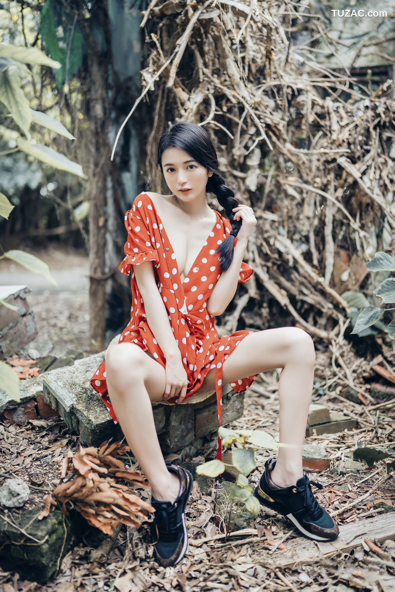 JVID-辰辰-野外露出初体验-红衣透明内裤-裸上身吊带裤-透明白色罩衫-2021.11.09