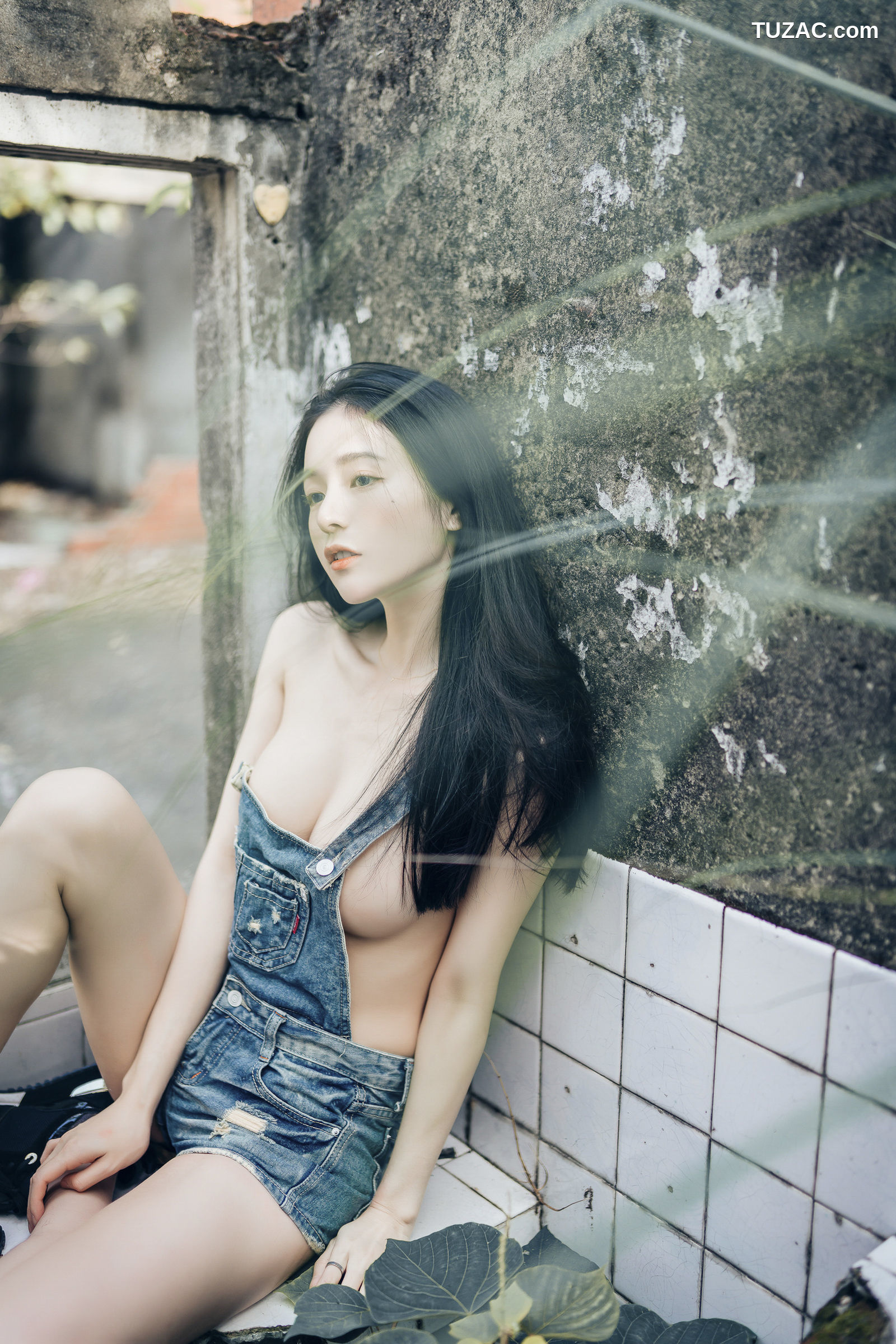 JVID-辰辰-野外露出初体验-红衣透明内裤-裸上身吊带裤-透明白色罩衫-2021.11.09