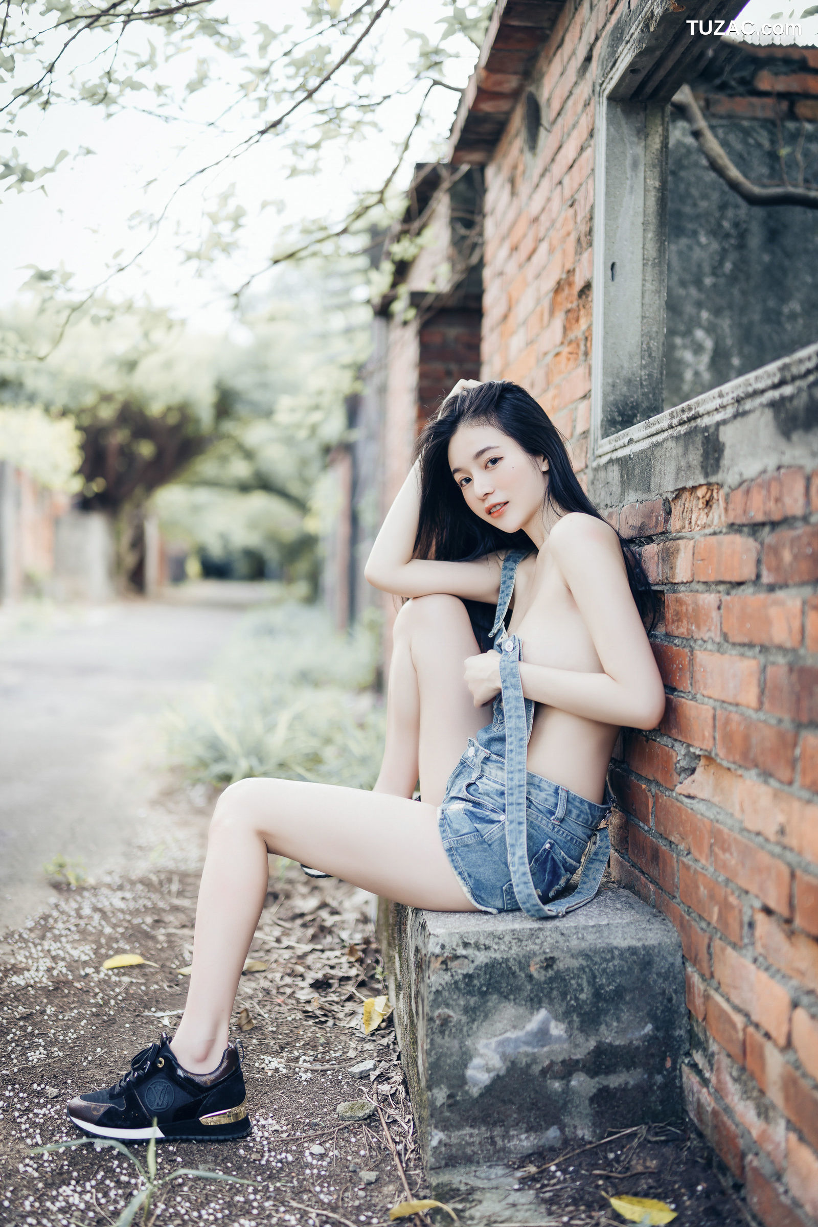 JVID-辰辰-野外露出初体验-红衣透明内裤-裸上身吊带裤-透明白色罩衫-2021.11.09