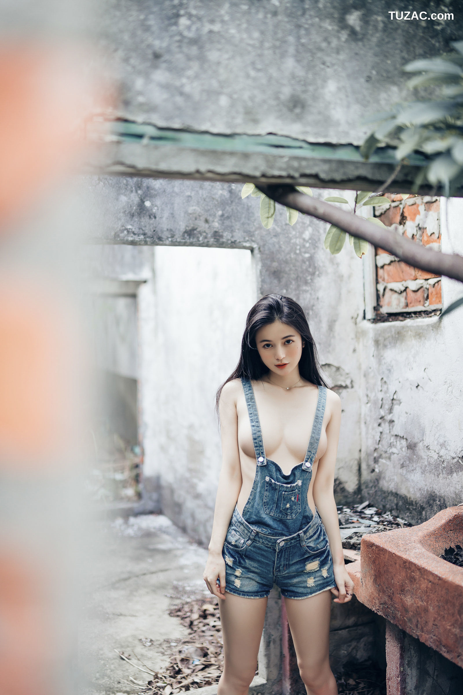 JVID-辰辰-野外露出初体验-红衣透明内裤-裸上身吊带裤-透明白色罩衫-2021.11.09