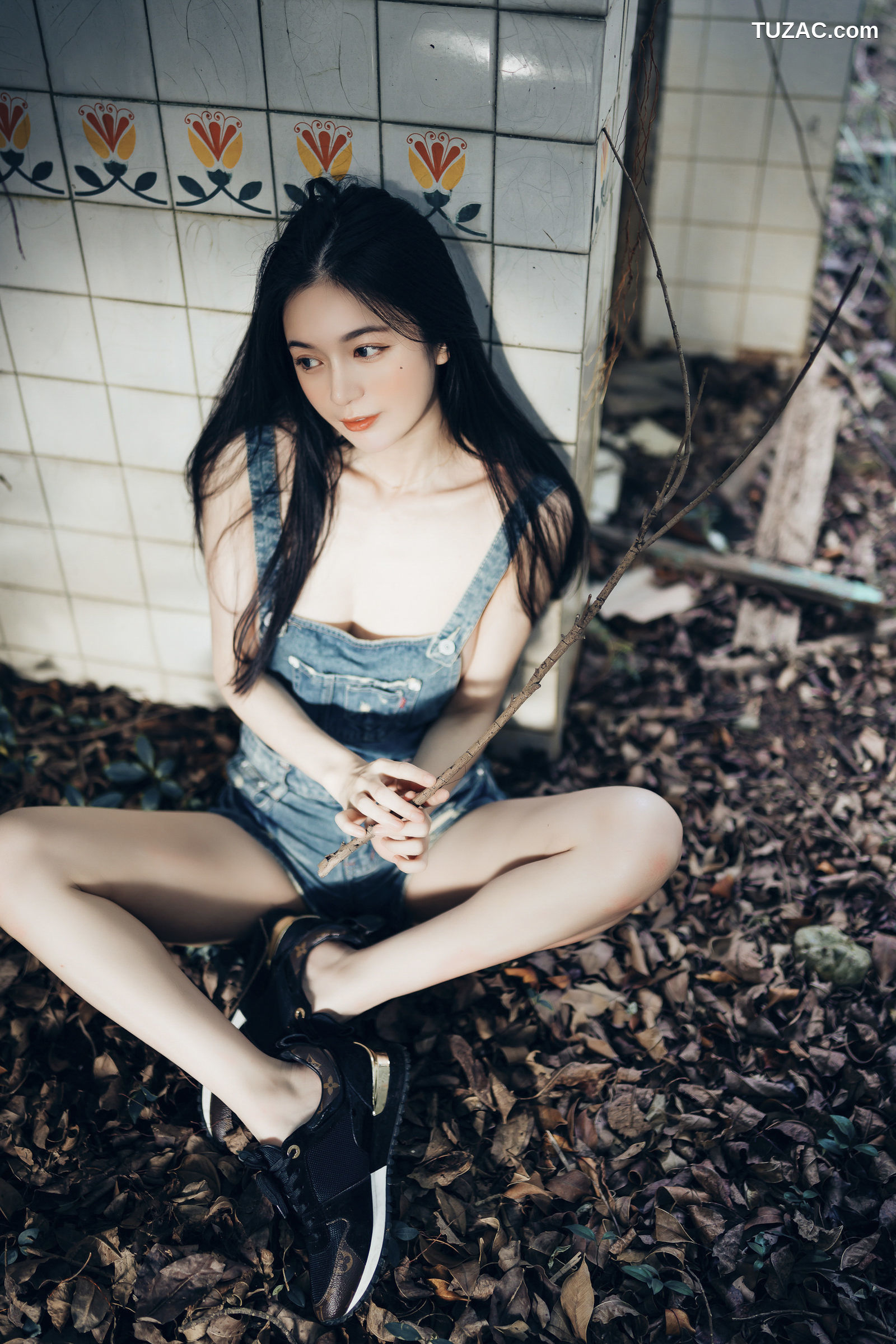 JVID-辰辰-野外露出初体验-红衣透明内裤-裸上身吊带裤-透明白色罩衫-2021.11.09