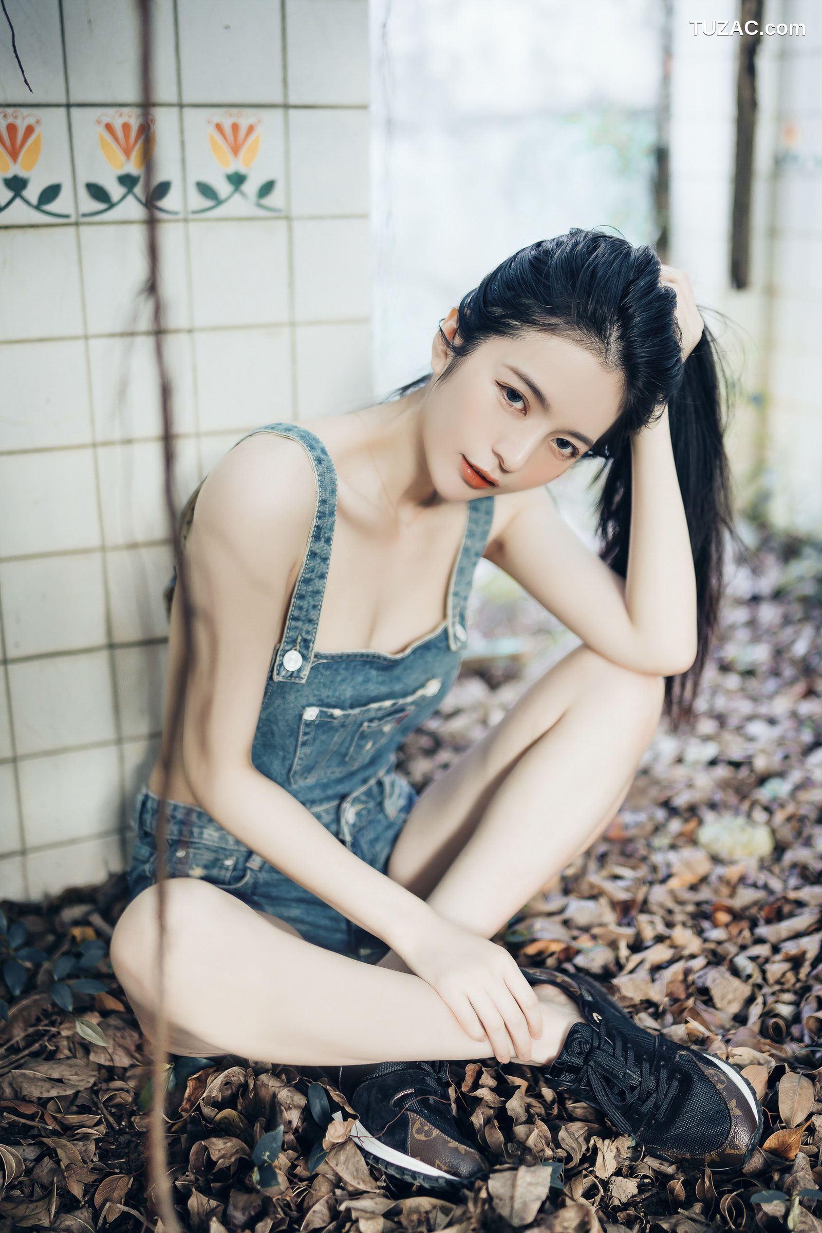 JVID-辰辰-野外露出初体验-红衣透明内裤-裸上身吊带裤-透明白色罩衫-2021.11.09