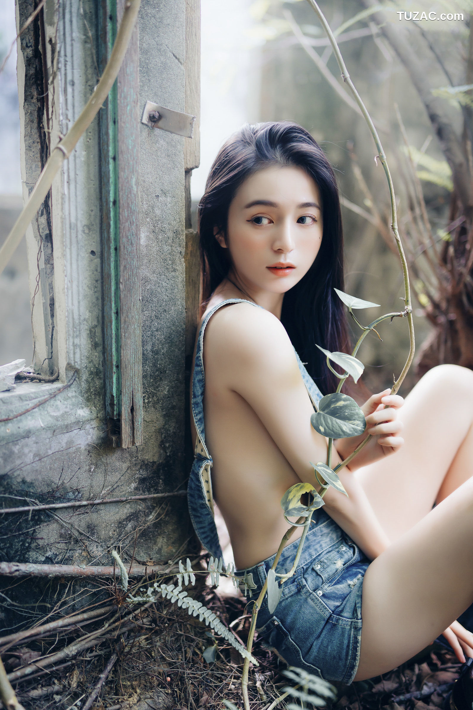 JVID-辰辰-野外露出初体验-红衣透明内裤-裸上身吊带裤-透明白色罩衫-2021.11.09