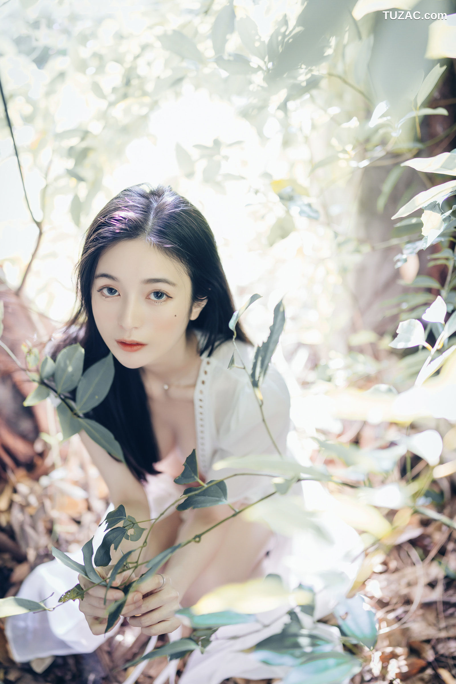 JVID-辰辰-野外露出初体验-红衣透明内裤-裸上身吊带裤-透明白色罩衫-2021.11.09