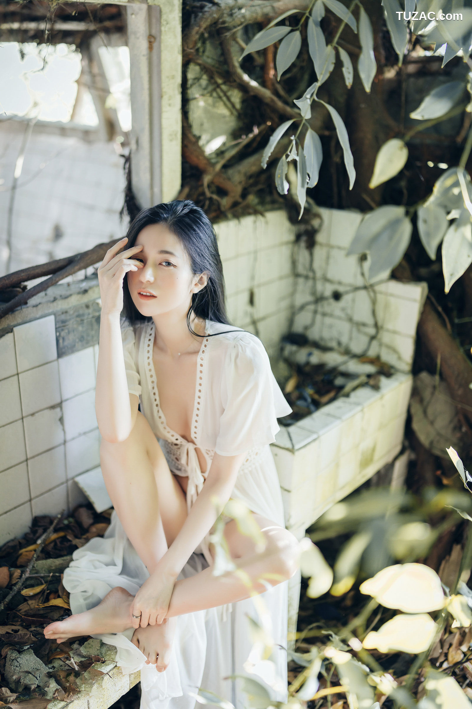 JVID-辰辰-野外露出初体验-红衣透明内裤-裸上身吊带裤-透明白色罩衫-2021.11.09