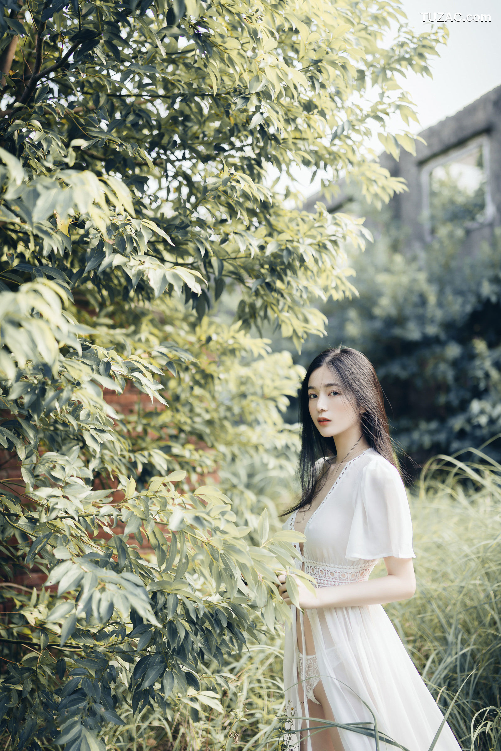 JVID-辰辰-野外露出初体验-红衣透明内裤-裸上身吊带裤-透明白色罩衫-2021.11.09