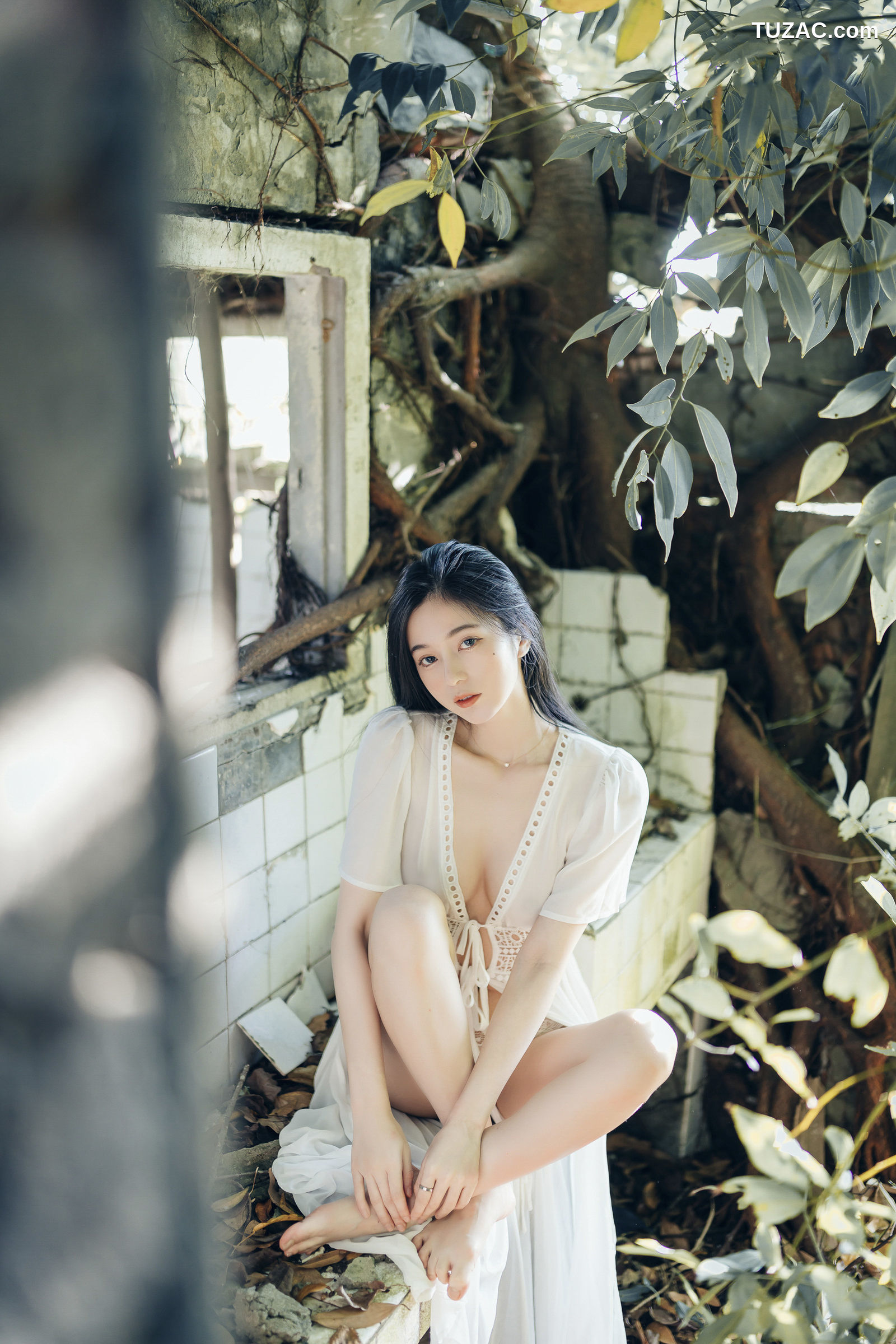 JVID-辰辰-野外露出初体验-红衣透明内裤-裸上身吊带裤-透明白色罩衫-2021.11.09