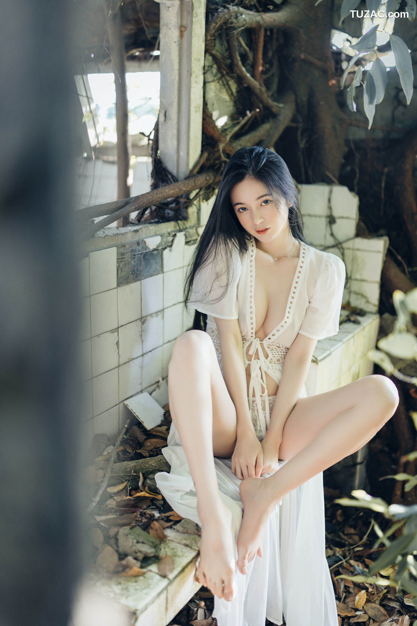 JVID-辰辰-野外露出初体验-红衣透明内裤-裸上身吊带裤-透明白色罩衫-2021.11.09