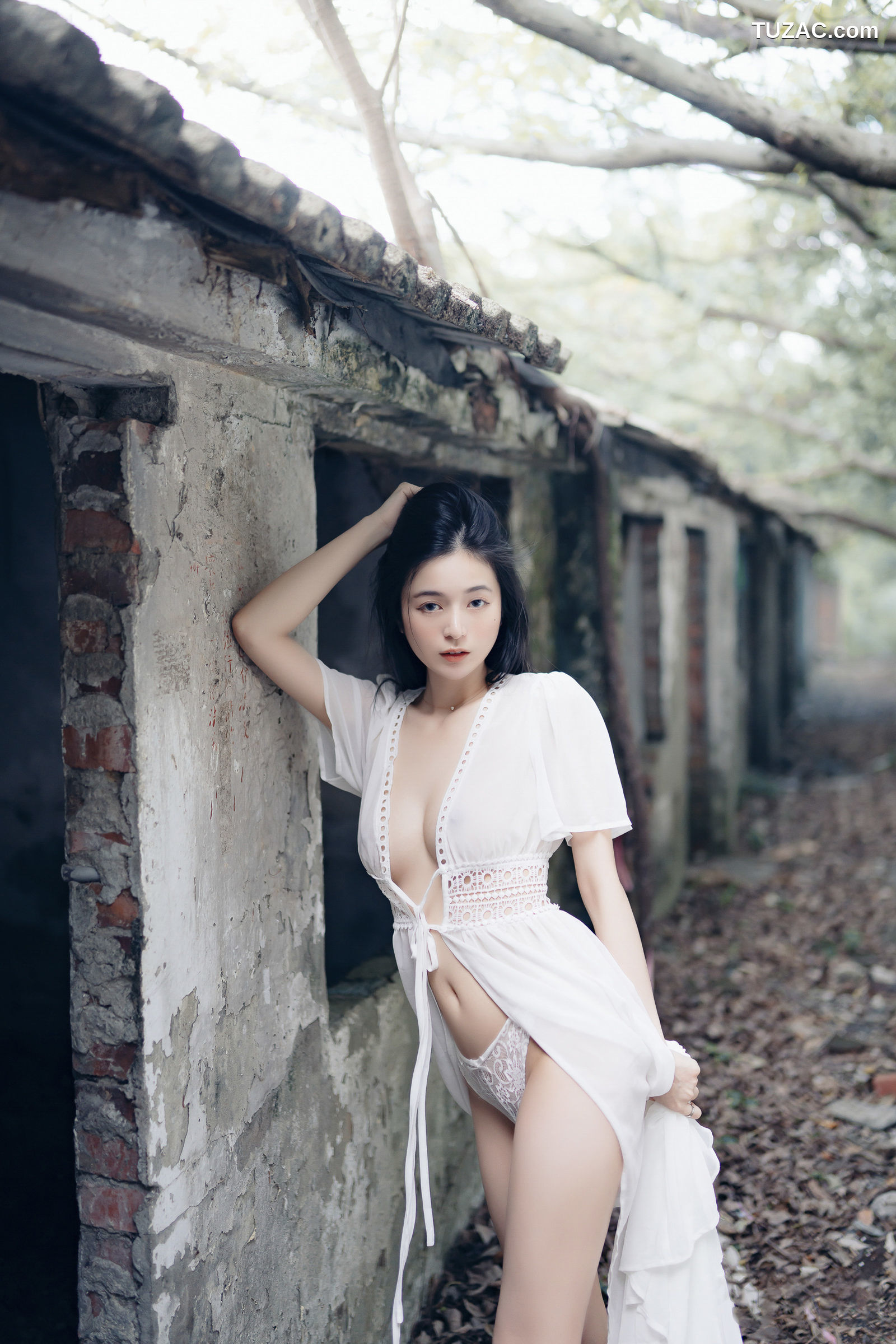 JVID-辰辰-野外露出初体验-红衣透明内裤-裸上身吊带裤-透明白色罩衫-2021.11.09