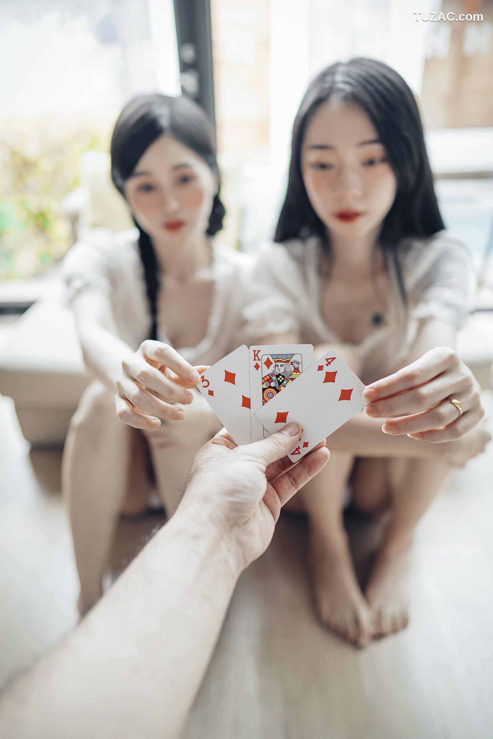 JVID-辰辰-飄飄-情色国王游戏-国王视角-讓兩位女神服侍-誰才是國王-2022.06.03