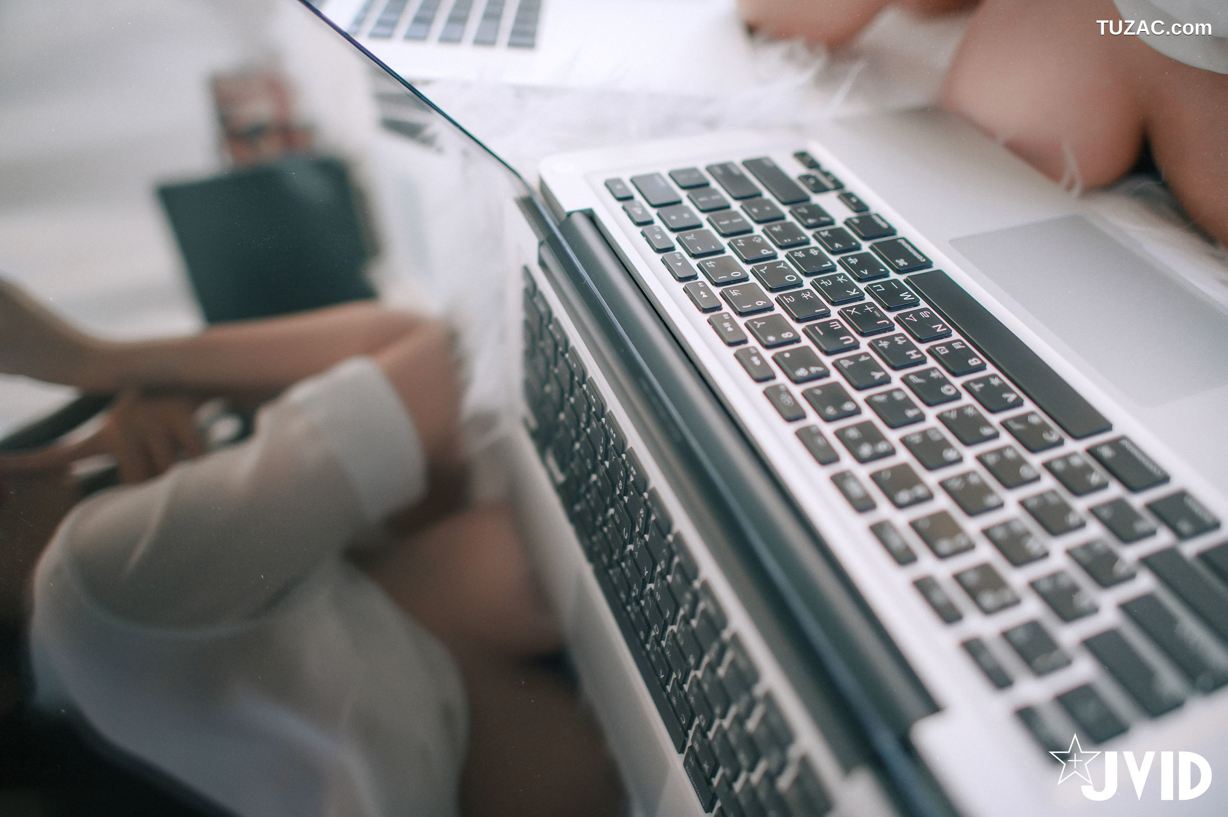 JVID-黎菲儿-超完美巨乳-色色的女同事加班时の脱衣诱惑-2022.11.28