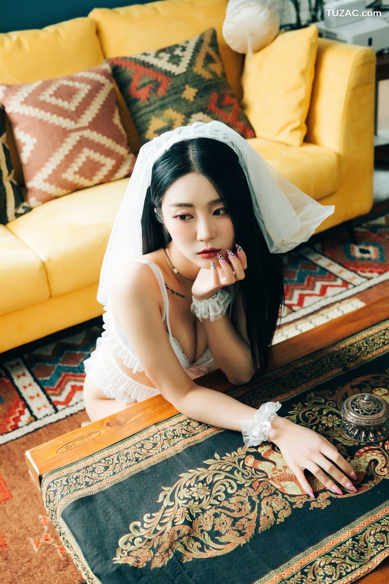 尹宝美-Bomi-假日-Holiday-Loozy