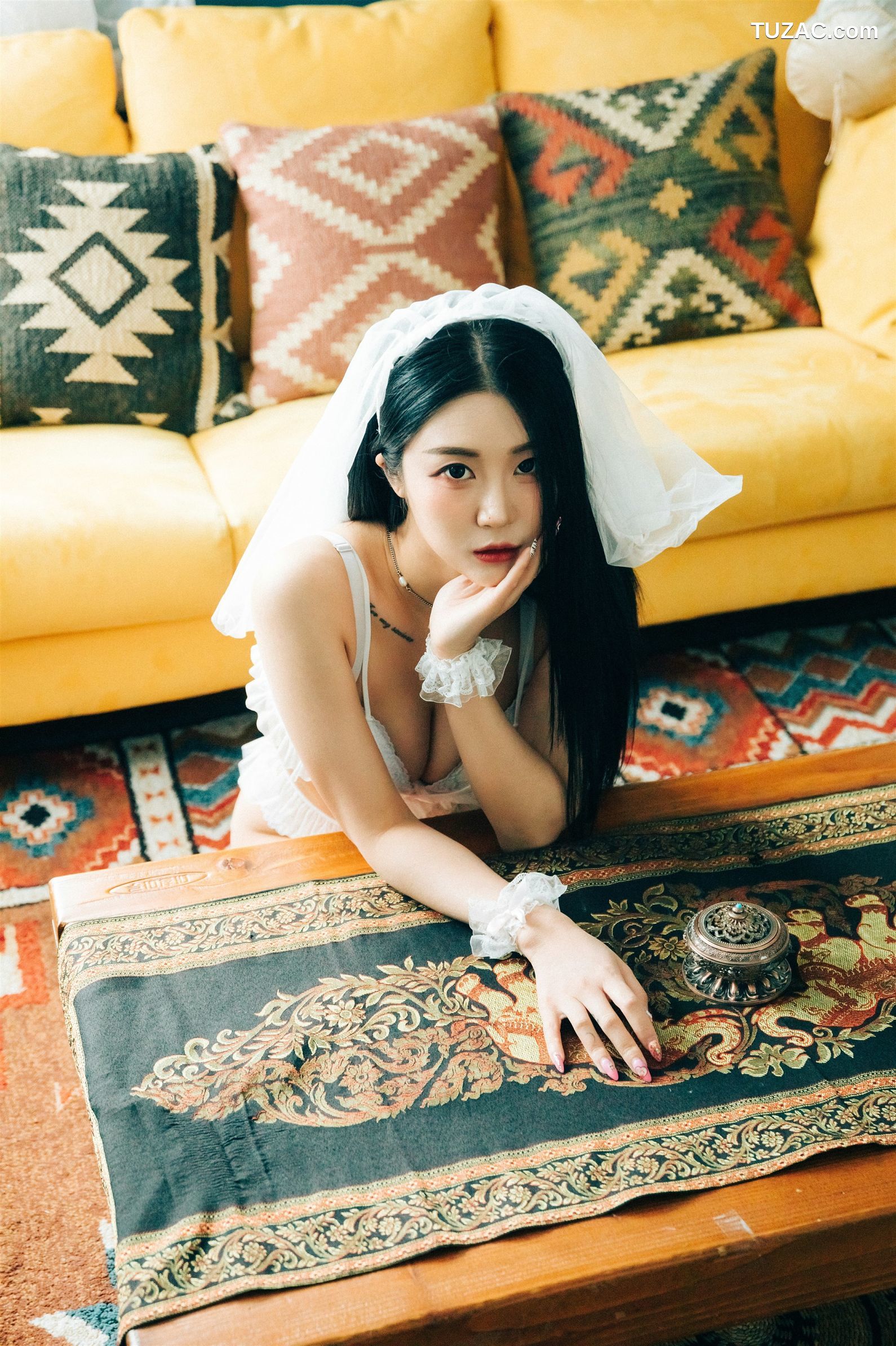 尹宝美-Bomi-假日-Holiday-Loozy