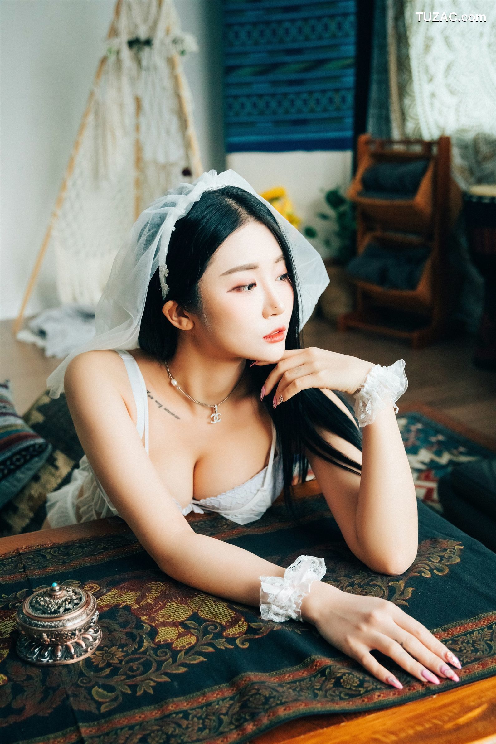 尹宝美-Bomi-假日-Holiday-Loozy