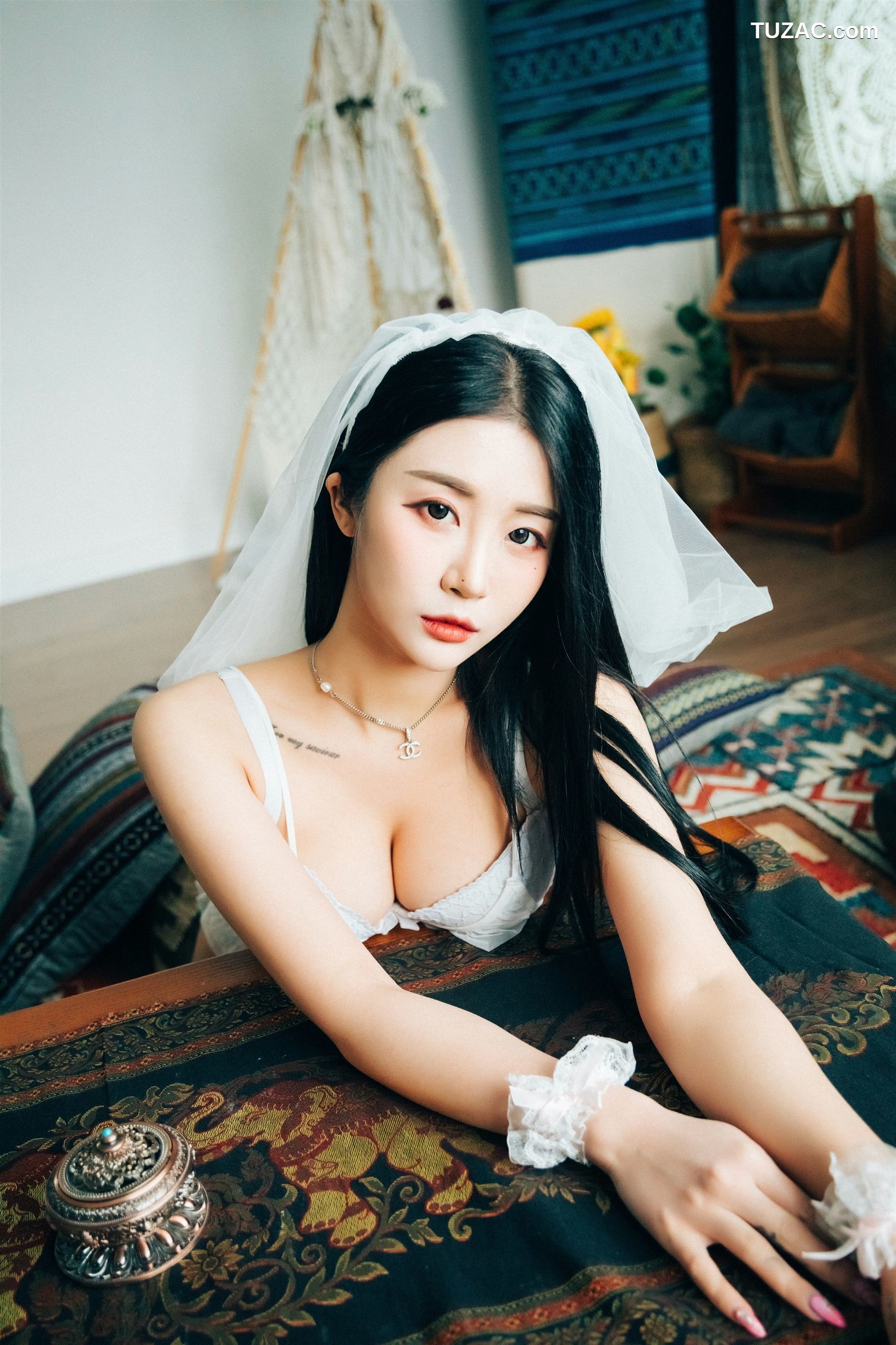 尹宝美-Bomi-假日-Holiday-Loozy