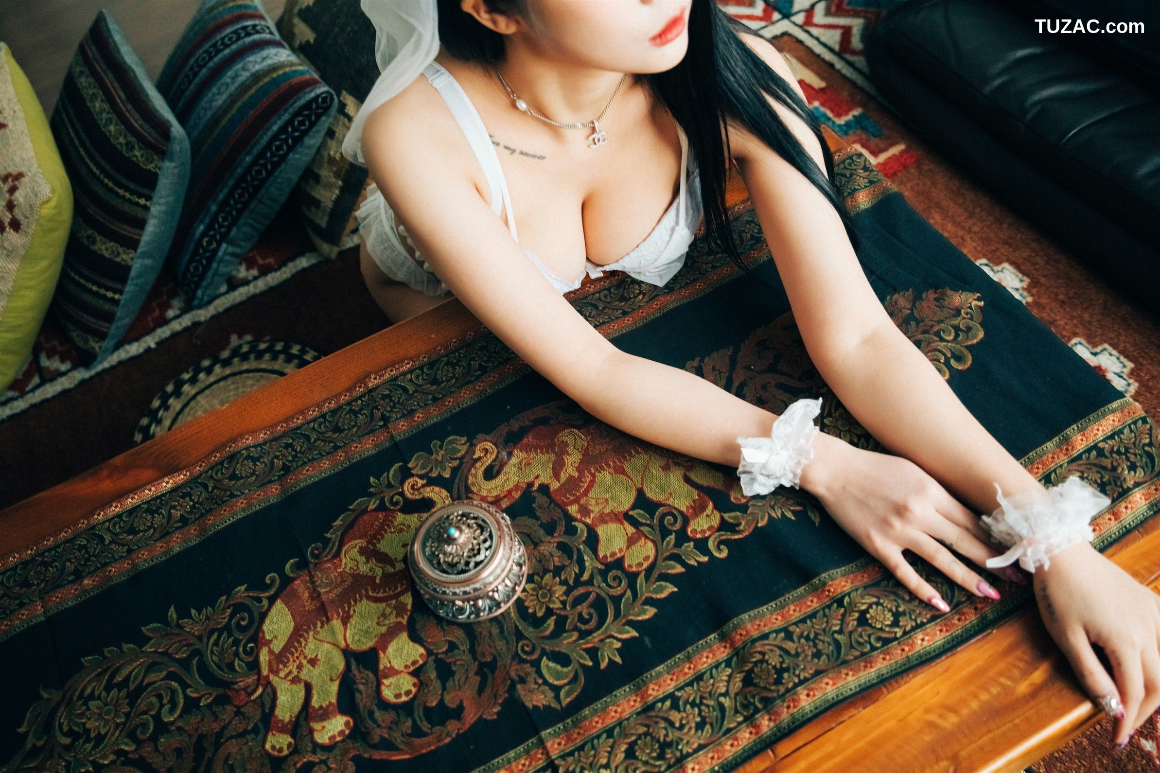 尹宝美-Bomi-假日-Holiday-Loozy