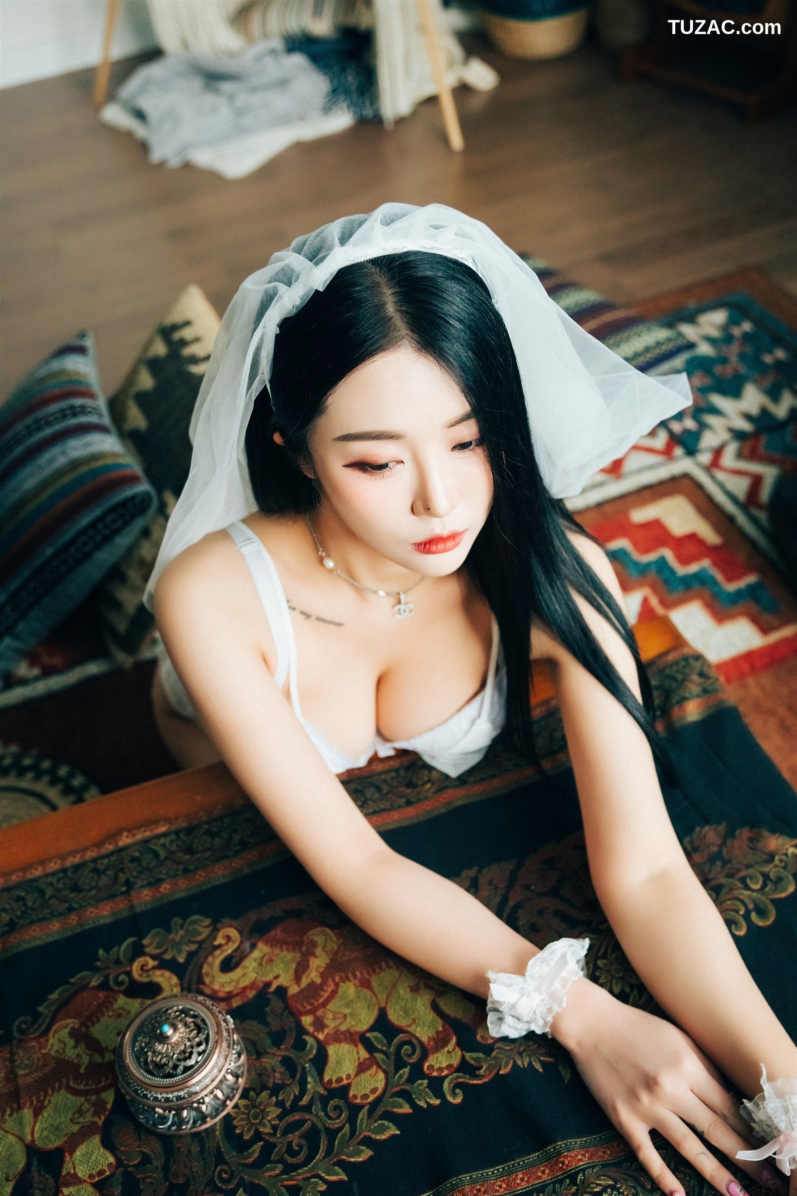 尹宝美-Bomi-假日-Holiday-Loozy