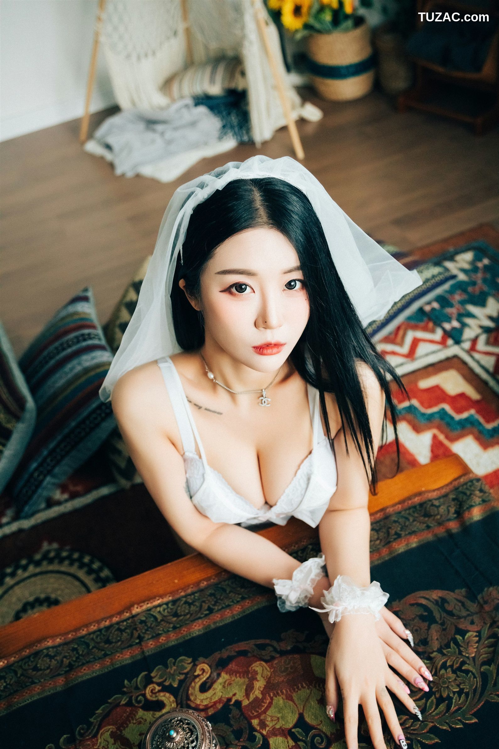 尹宝美-Bomi-假日-Holiday-Loozy