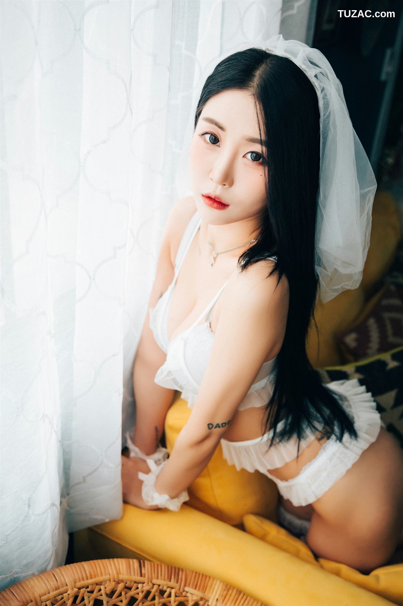 尹宝美-Bomi-假日-Holiday-Loozy