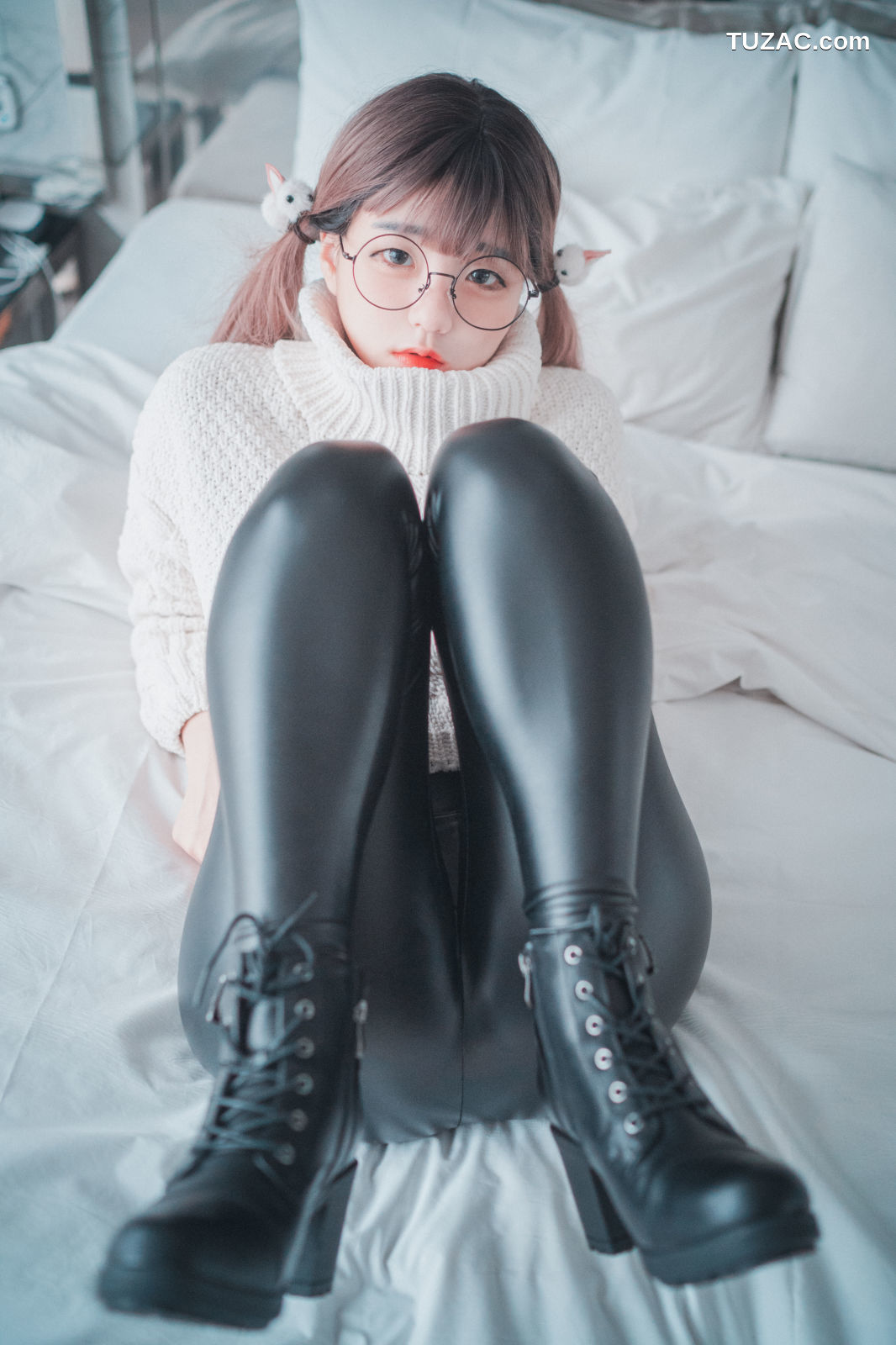 韩国美女-Jenny-정제니-宽松白毛衣黑紧身裤-Loose-and-Tight-White-DJAWA