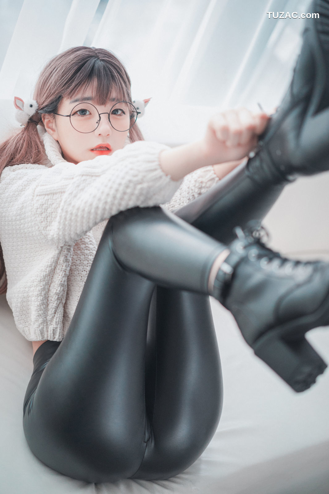 韩国美女-Jenny-정제니-宽松白毛衣黑紧身裤-Loose-and-Tight-White-DJAWA