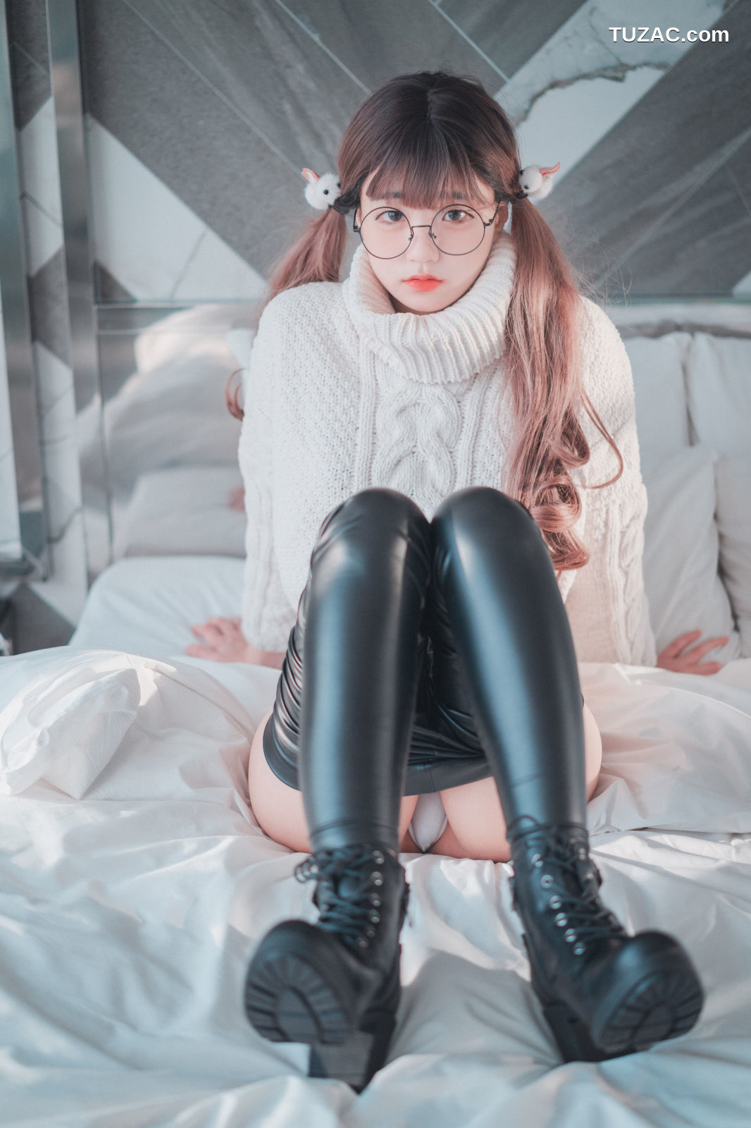 韩国美女-Jenny-정제니-宽松白毛衣黑紧身裤-Loose-and-Tight-White-DJAWA